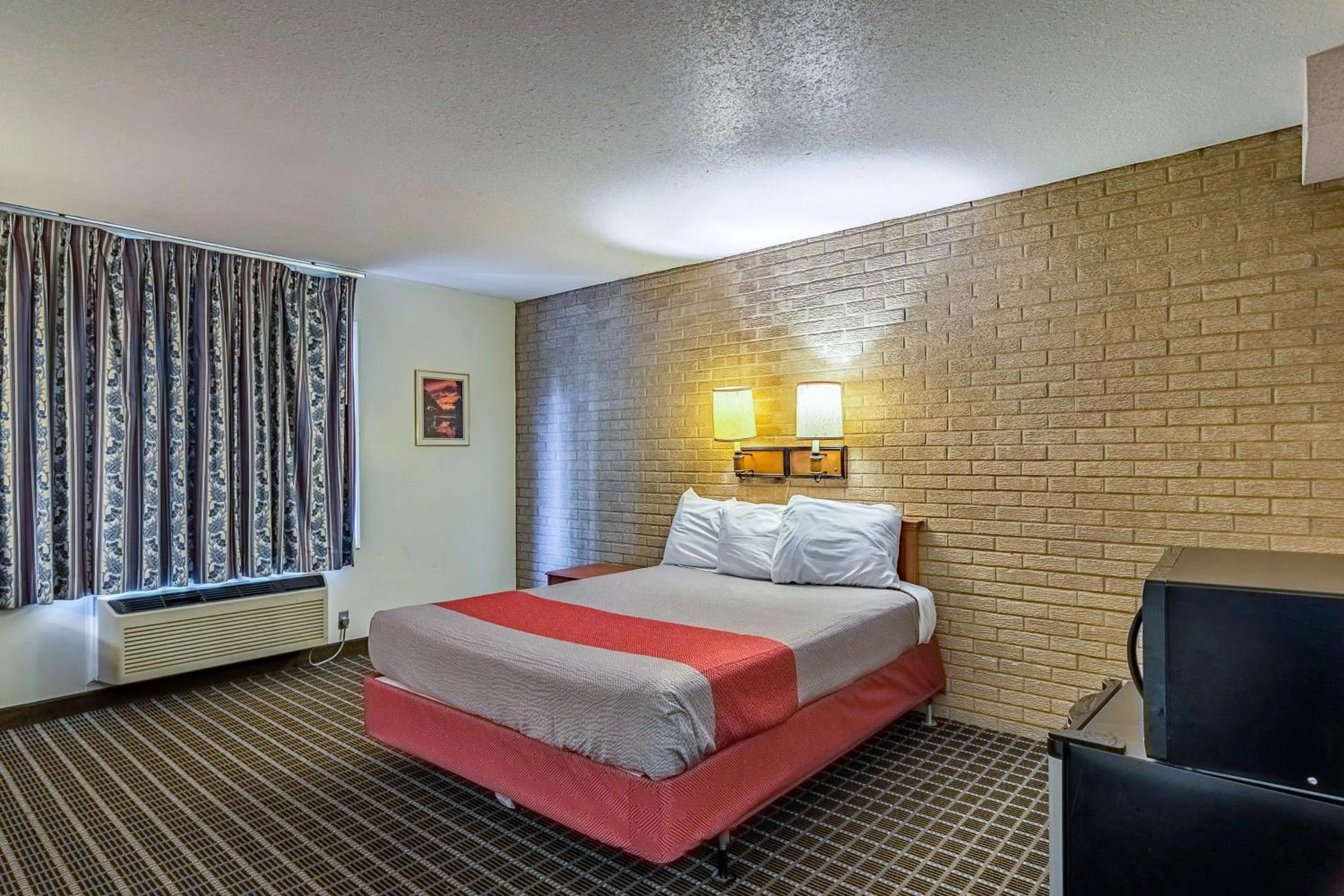 Bedroom, Bed in Motel 6-Grand Rapids, MI - Northeast