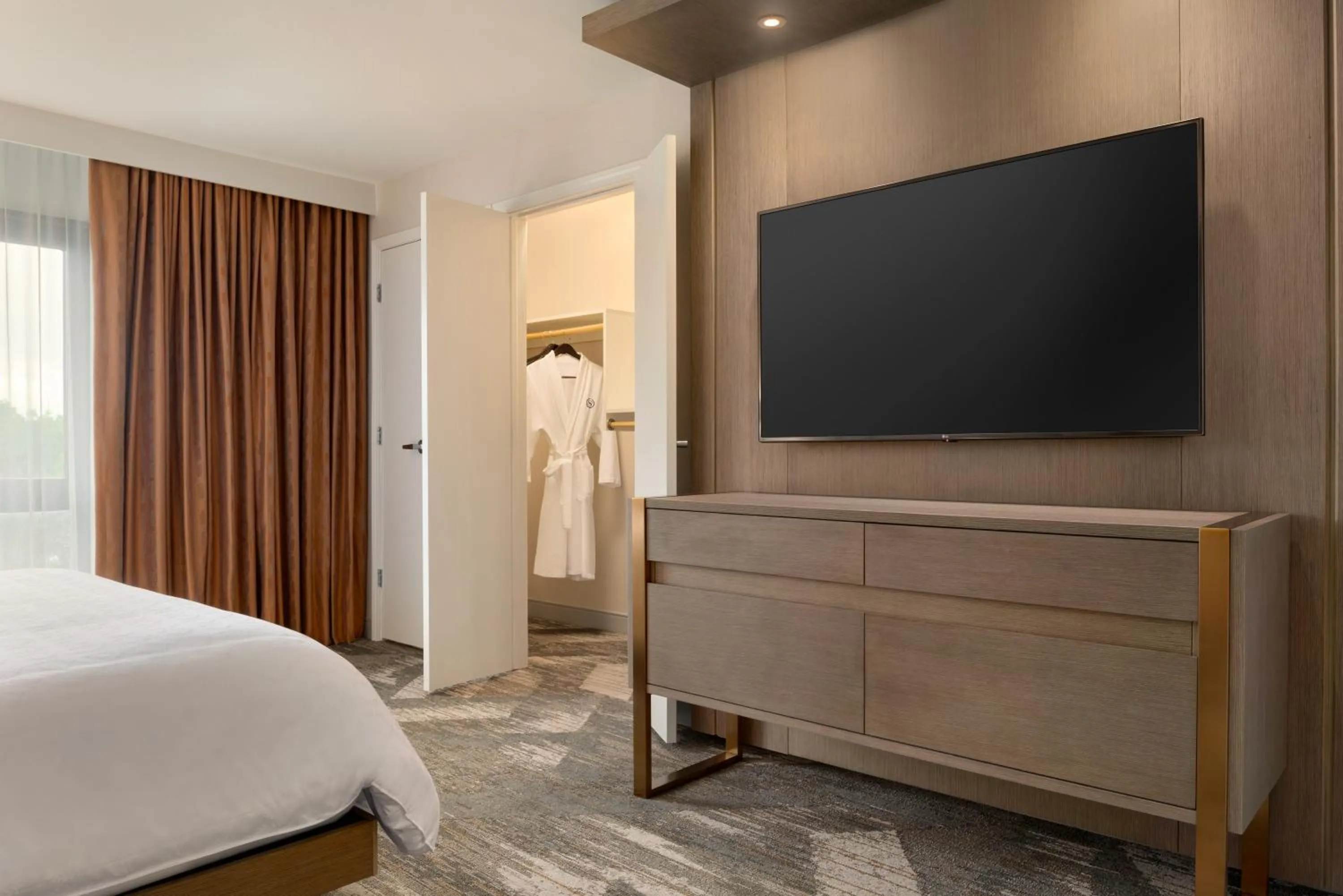 Bedroom, Bed in Madison Marriott South