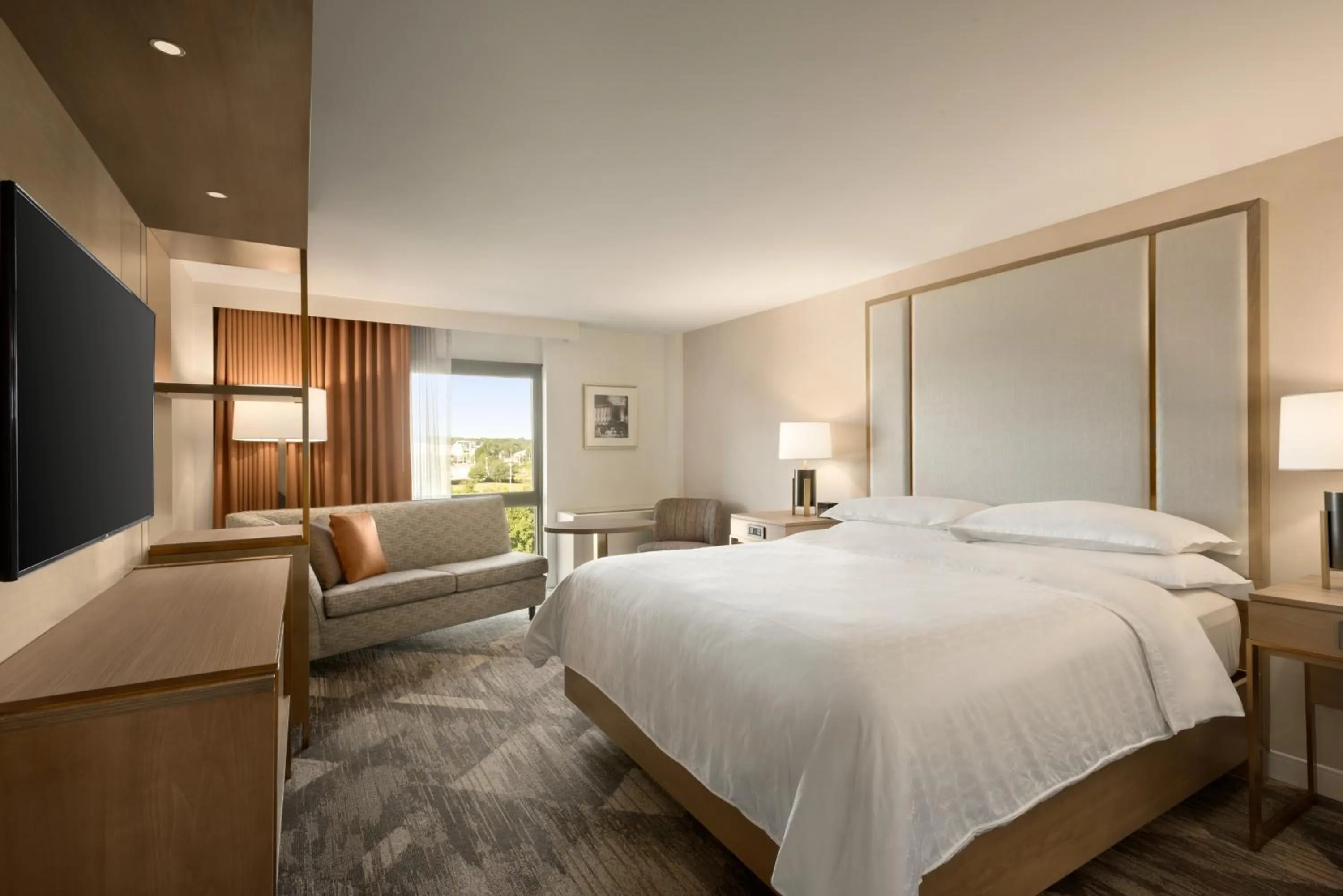 Bedroom, Bed in Madison Marriott South