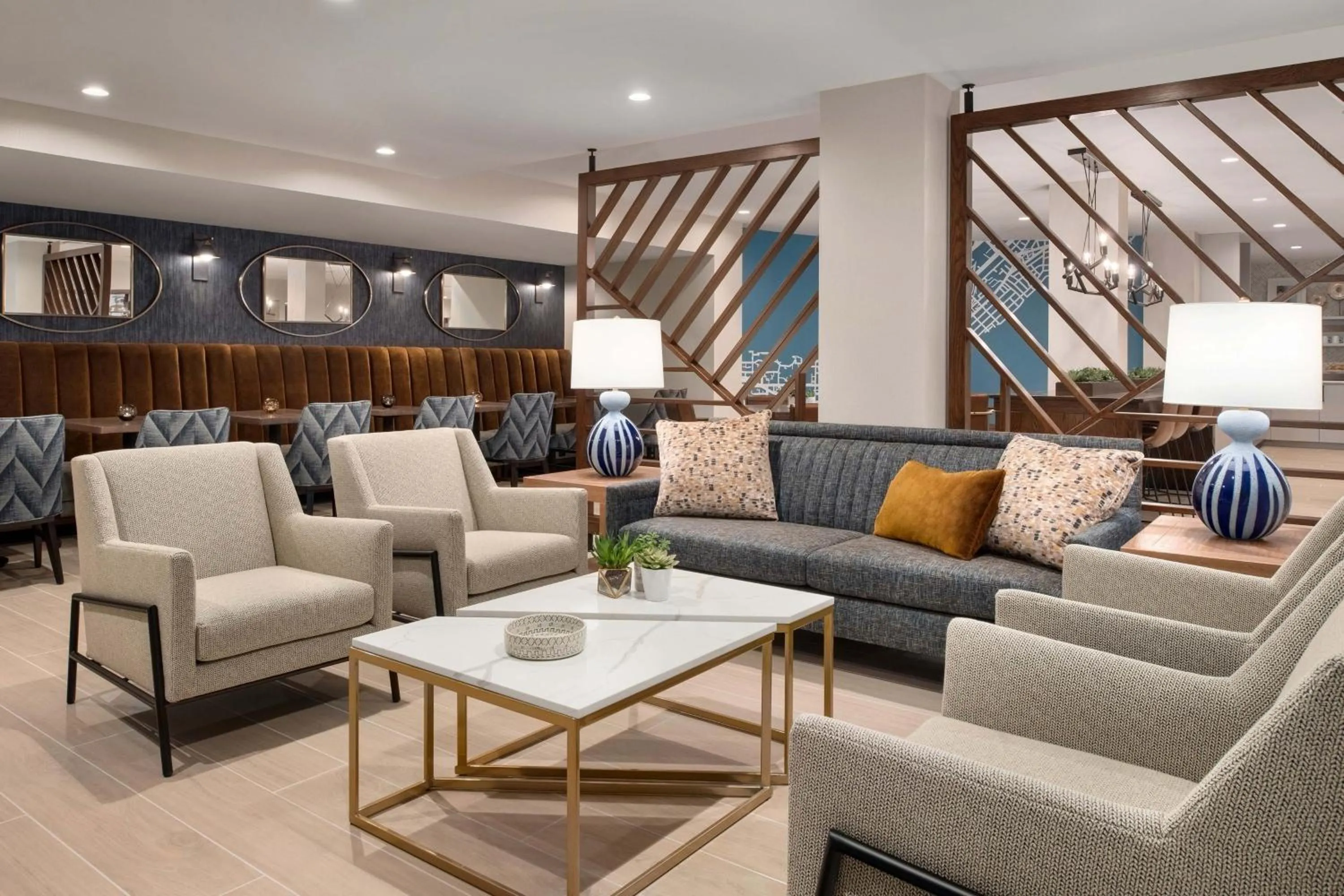 Lounge or bar in Sheraton Madison Hotel