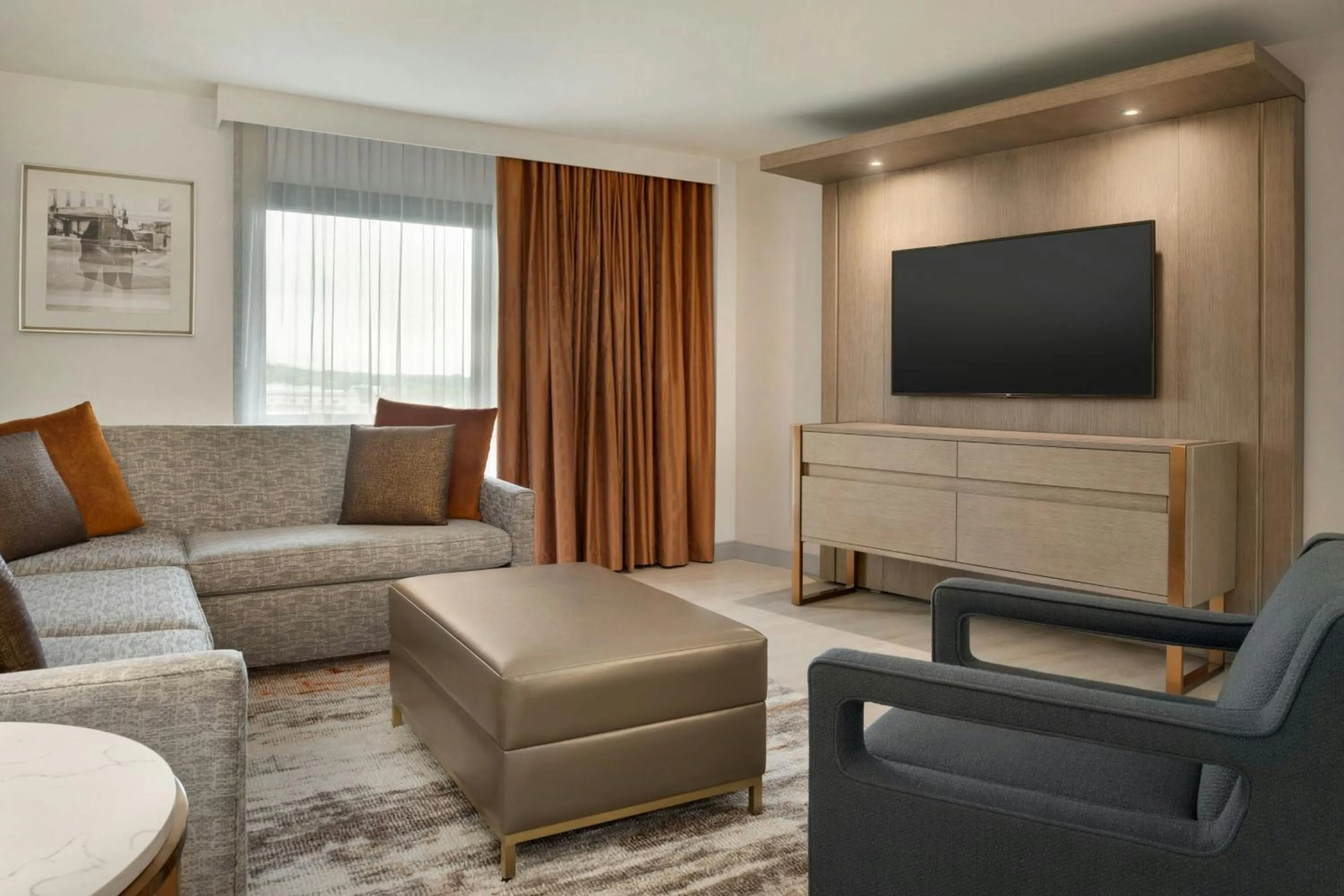 Living room in Madison Marriott South