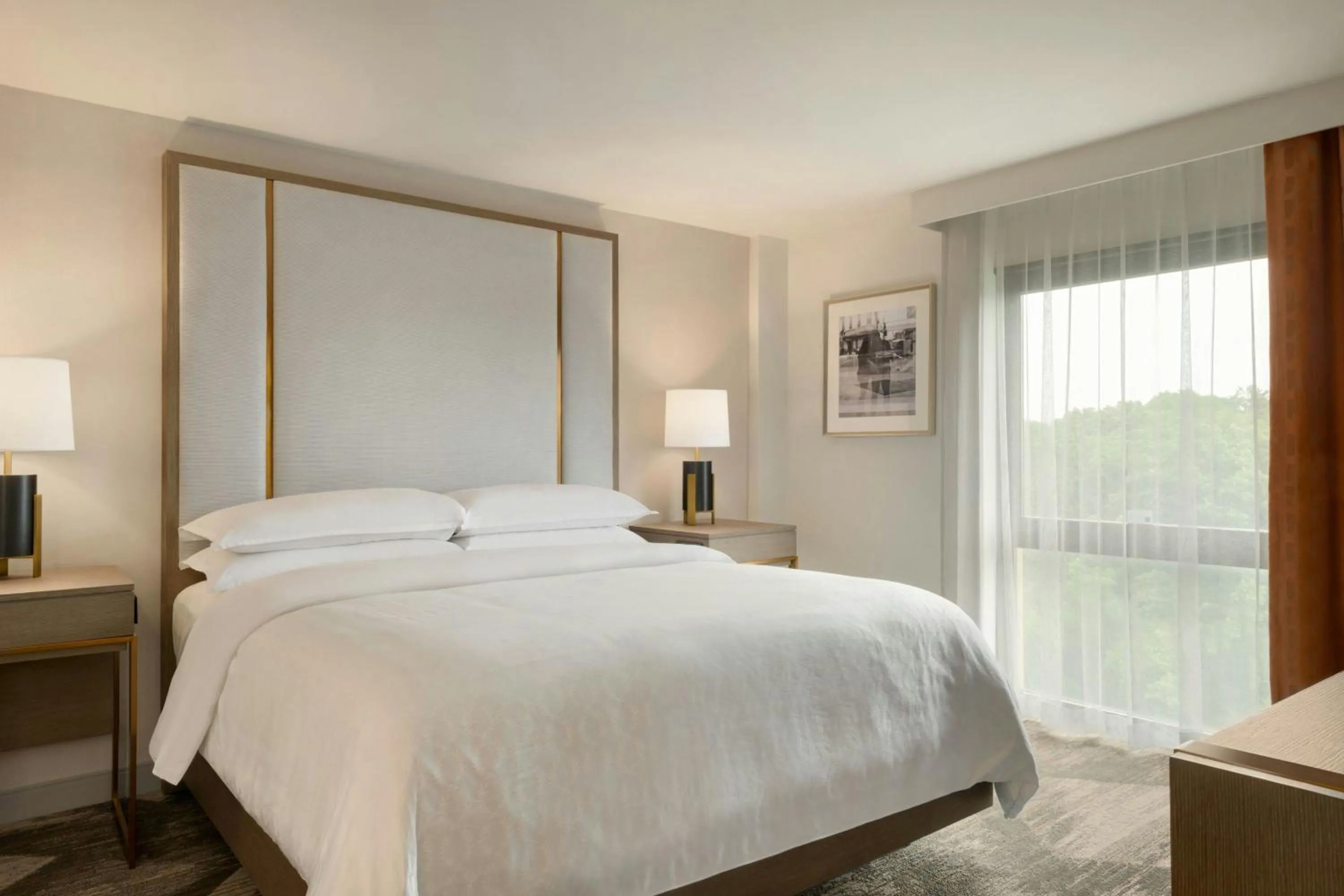 Photo of the whole room, Bed in Madison Marriott South