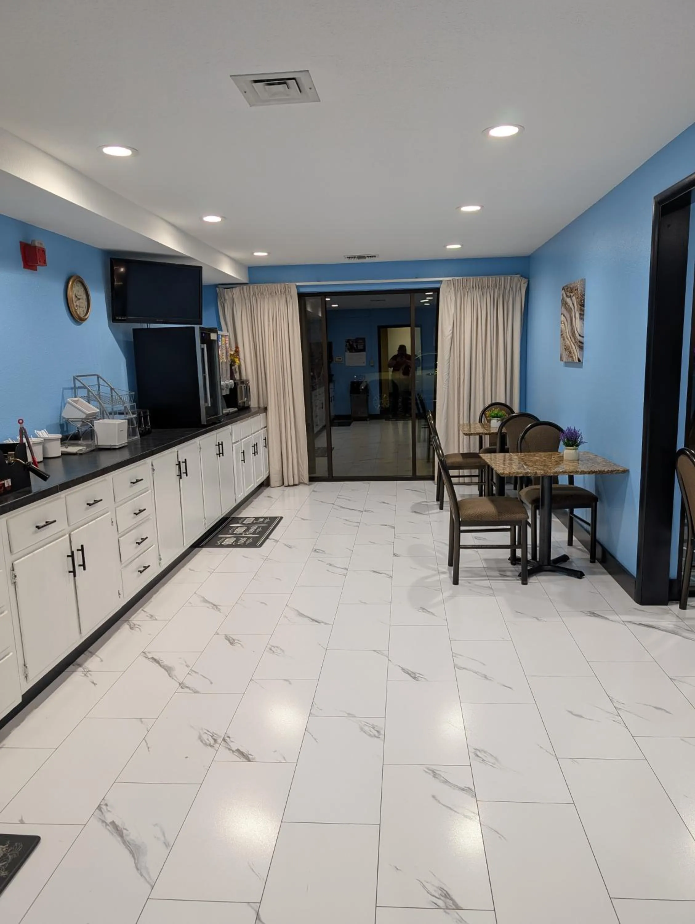 Breakfast in Super 8 by Wyndham Staunton