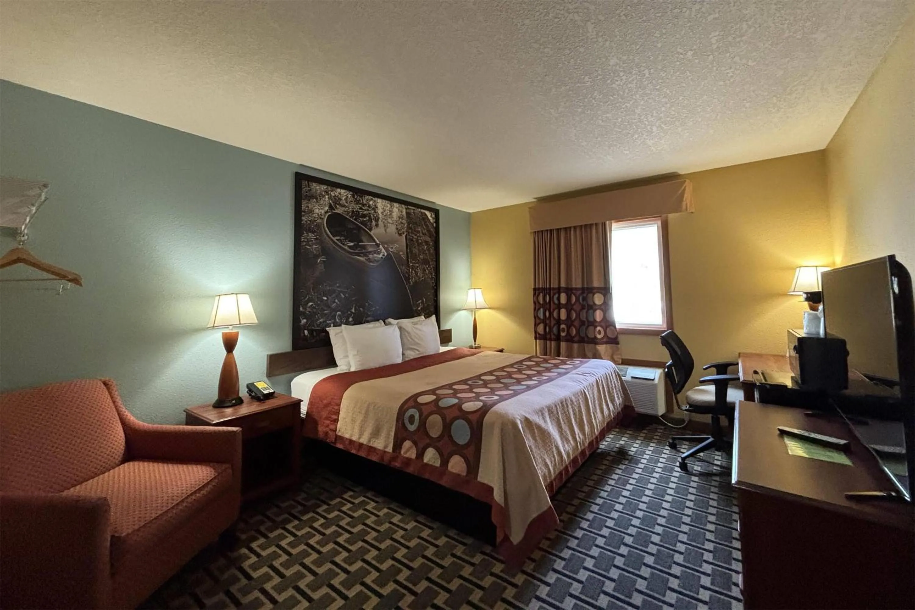 Photo of the whole room, Bed in Super 8 by Wyndham Staunton