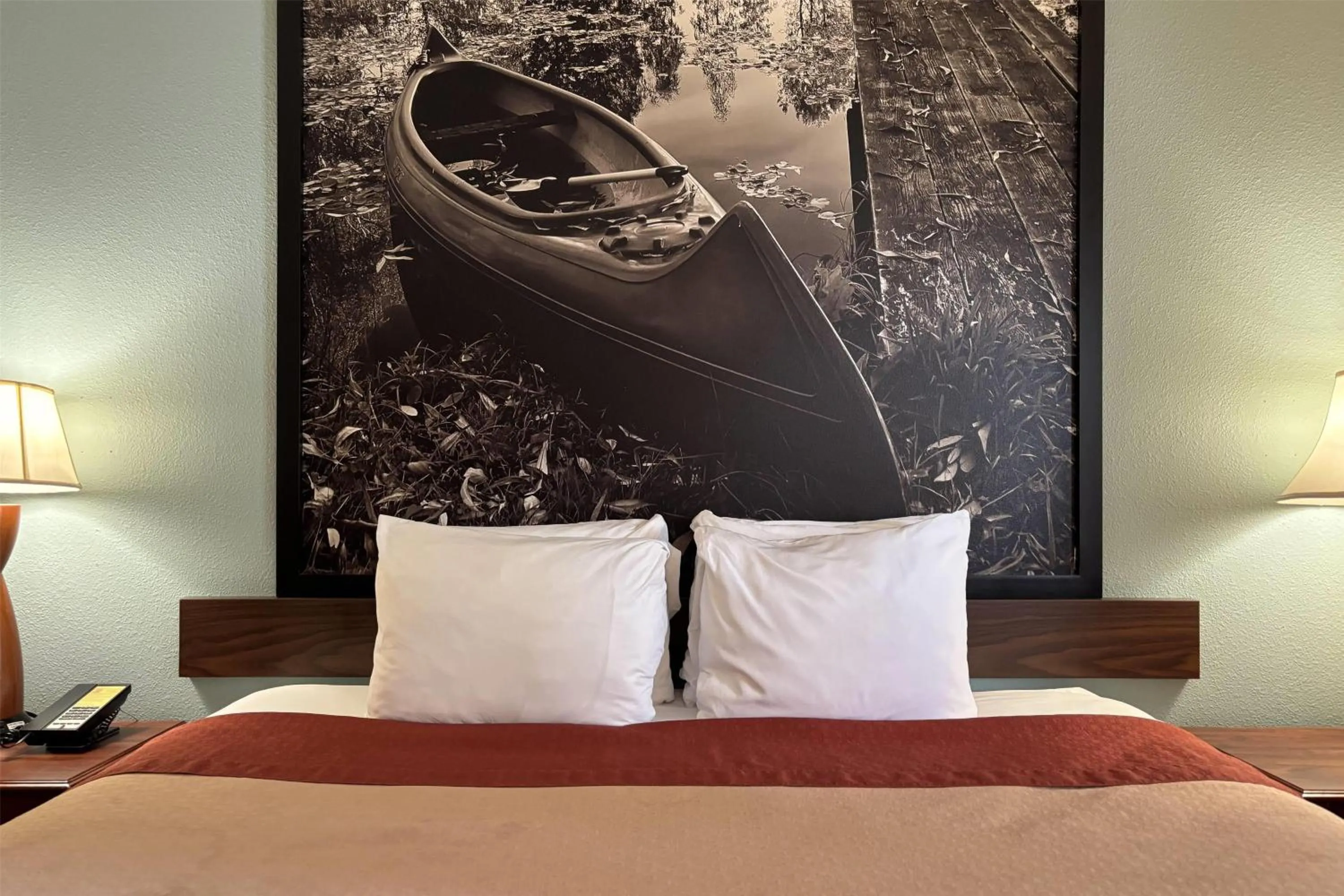 Photo of the whole room, Bed in Super 8 by Wyndham Staunton