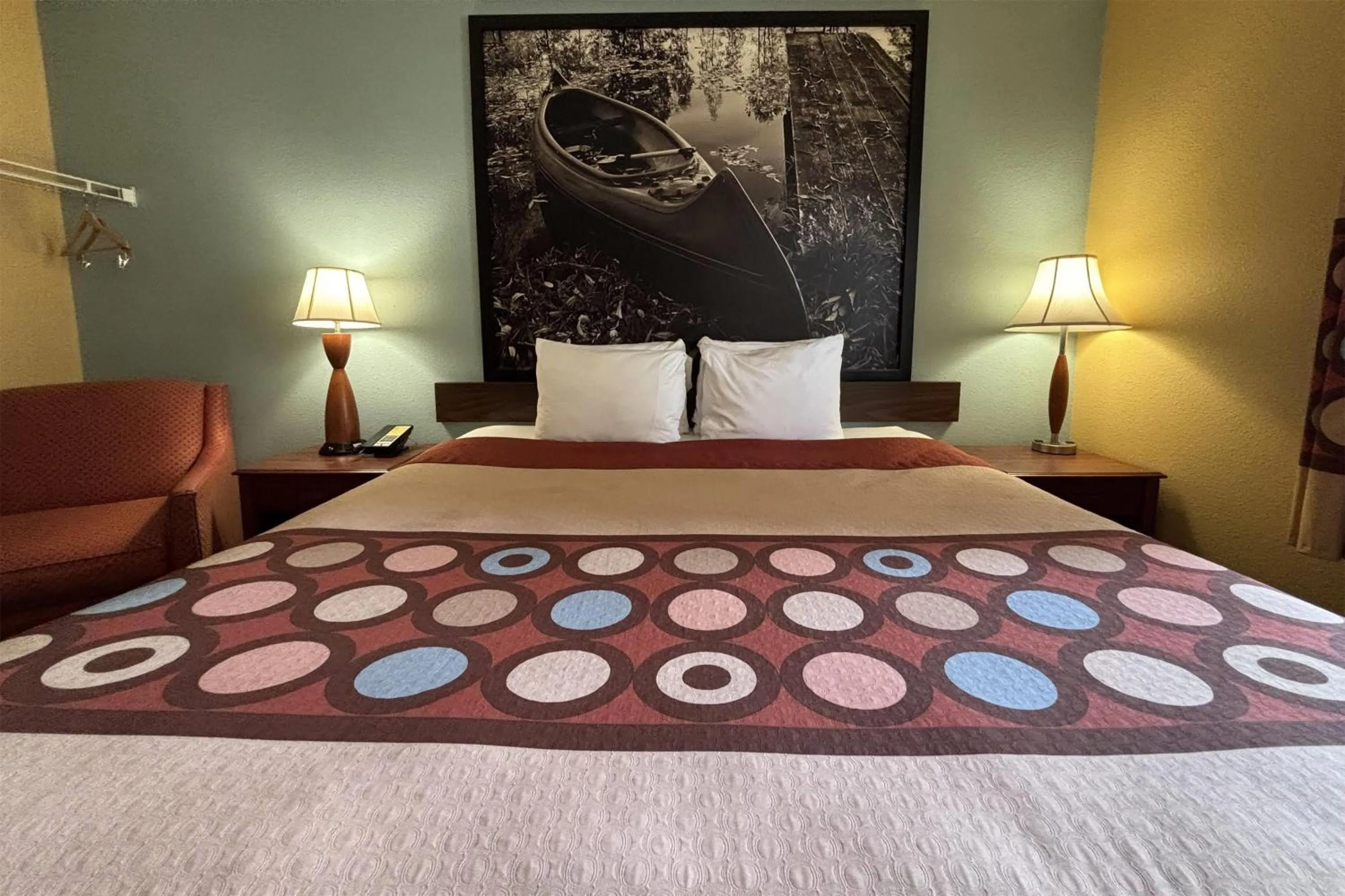 Photo of the whole room, Bed in Super 8 by Wyndham Staunton