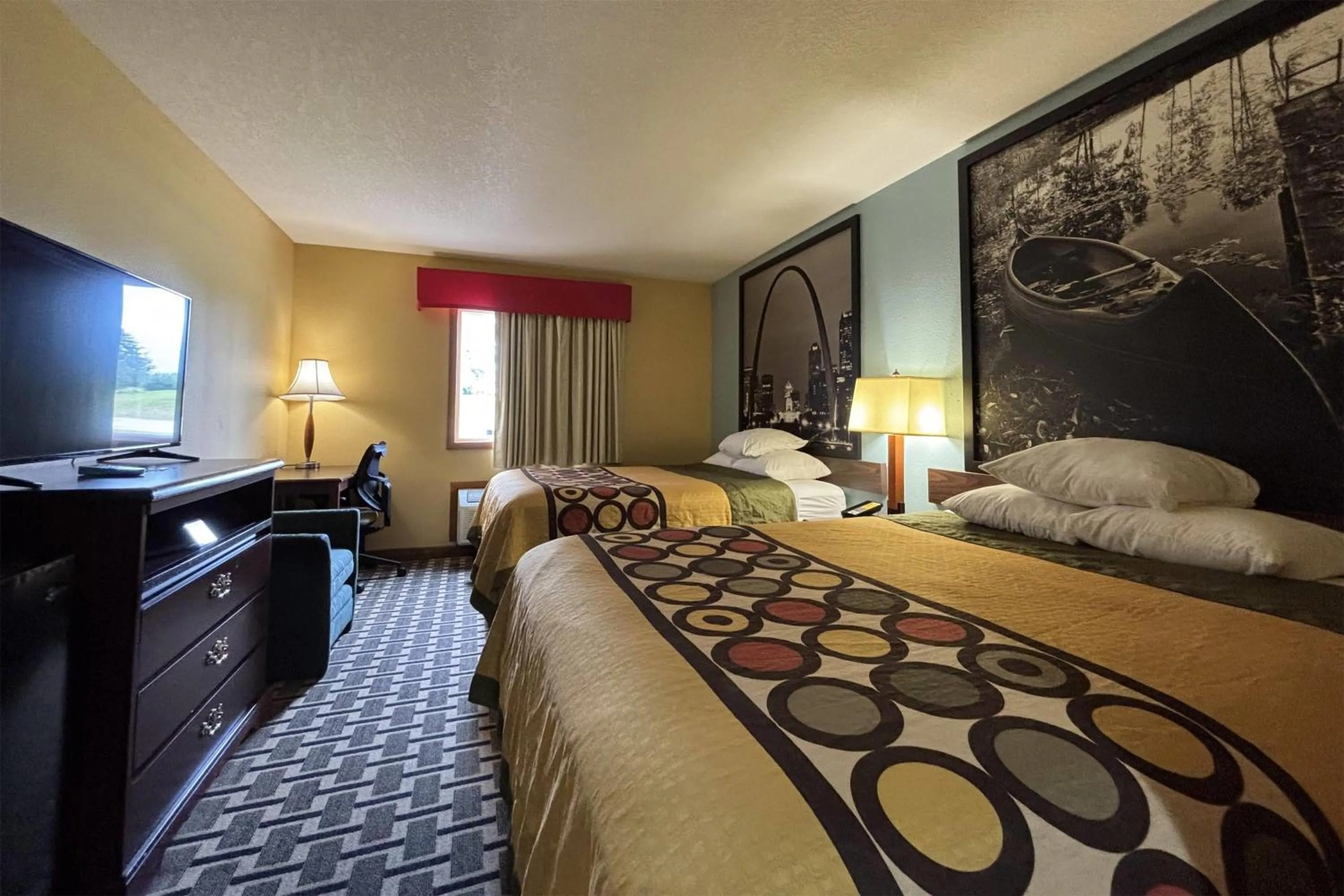 Photo of the whole room, Bed in Super 8 by Wyndham Staunton