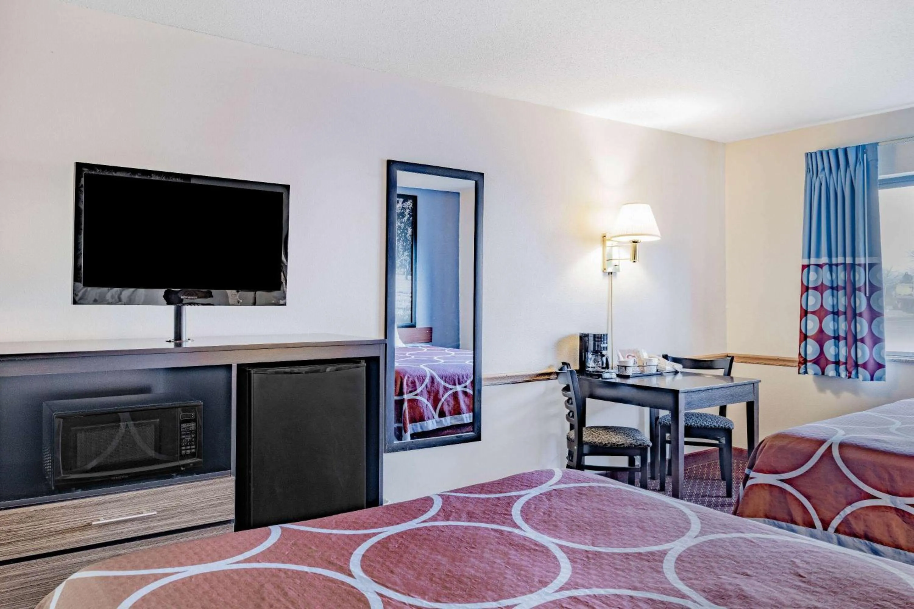 Photo of the whole room, Bed in Super 8 by Wyndham Danville