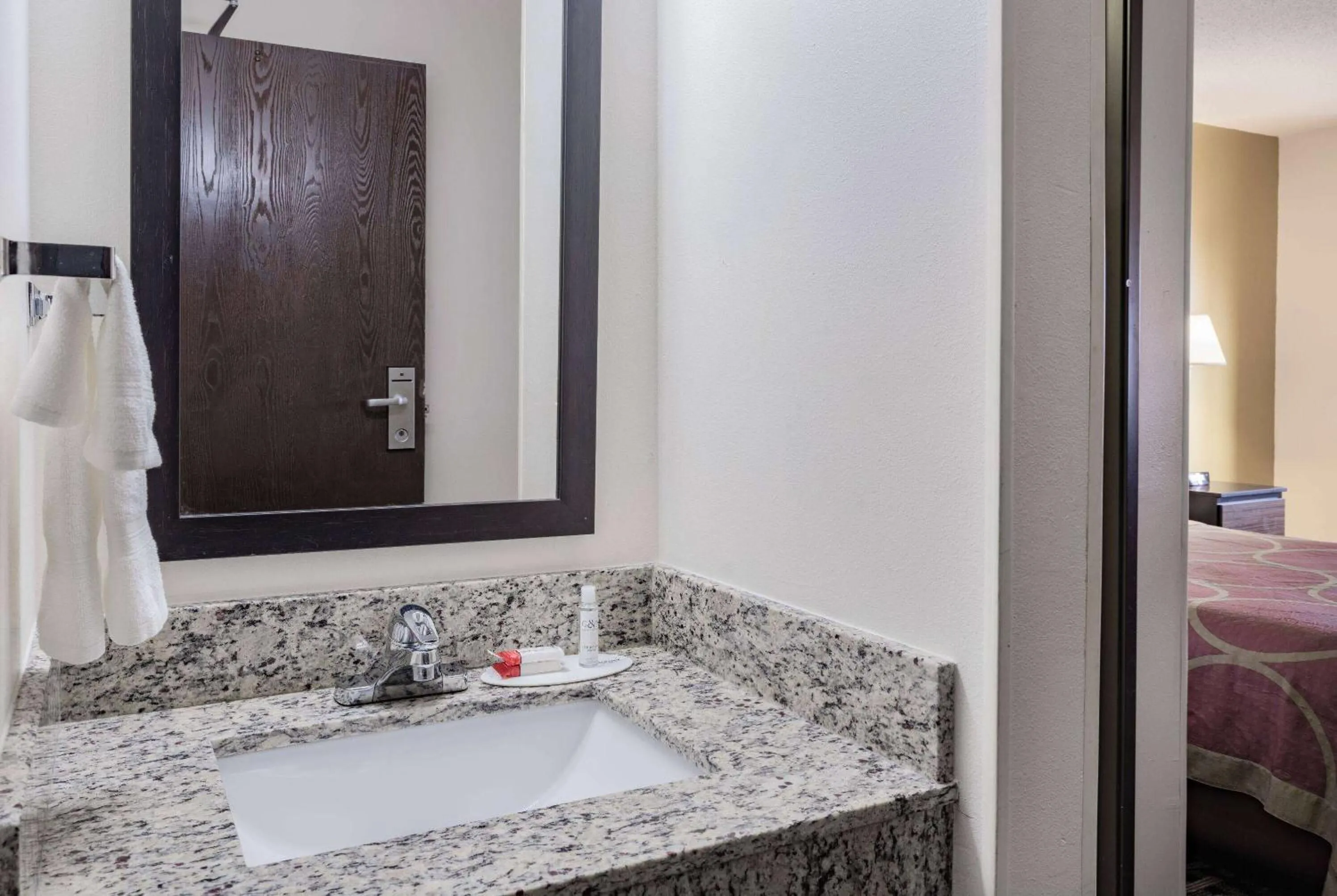 TV and multimedia, Bed in Super 8 by Wyndham Danville