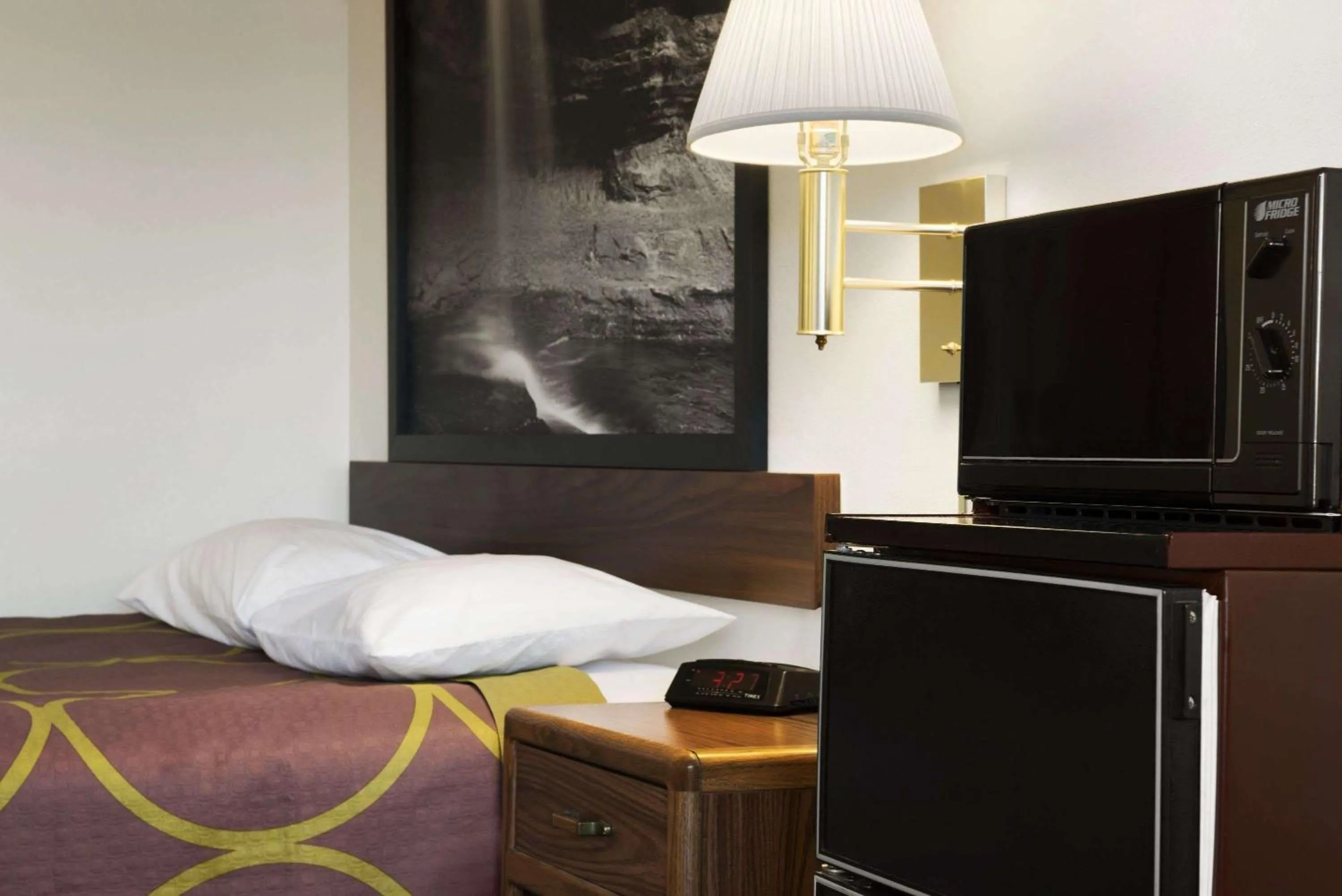 Photo of the whole room, Bed in Super 8 by Wyndham Danville