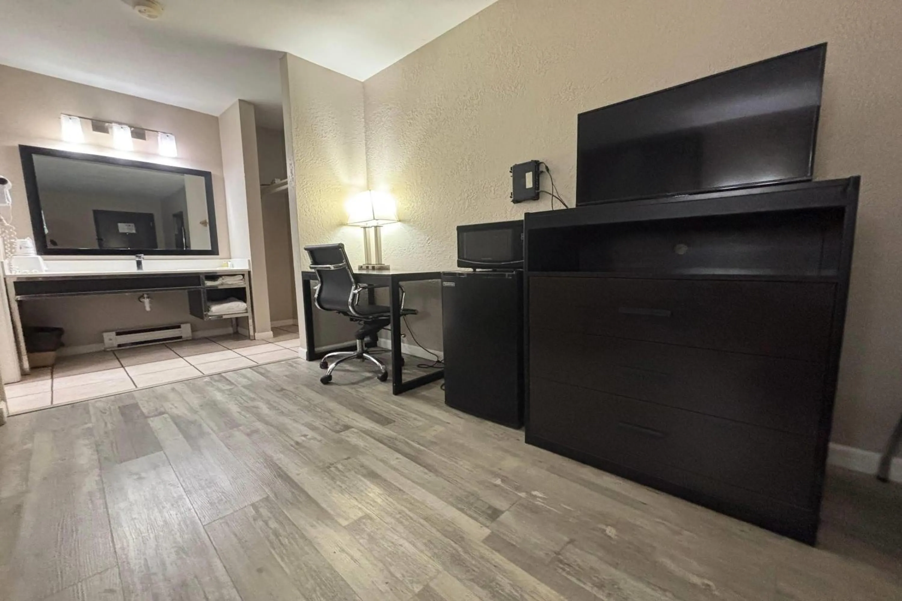 Photo of the whole room in Super 8 by Wyndham Taylorville IL