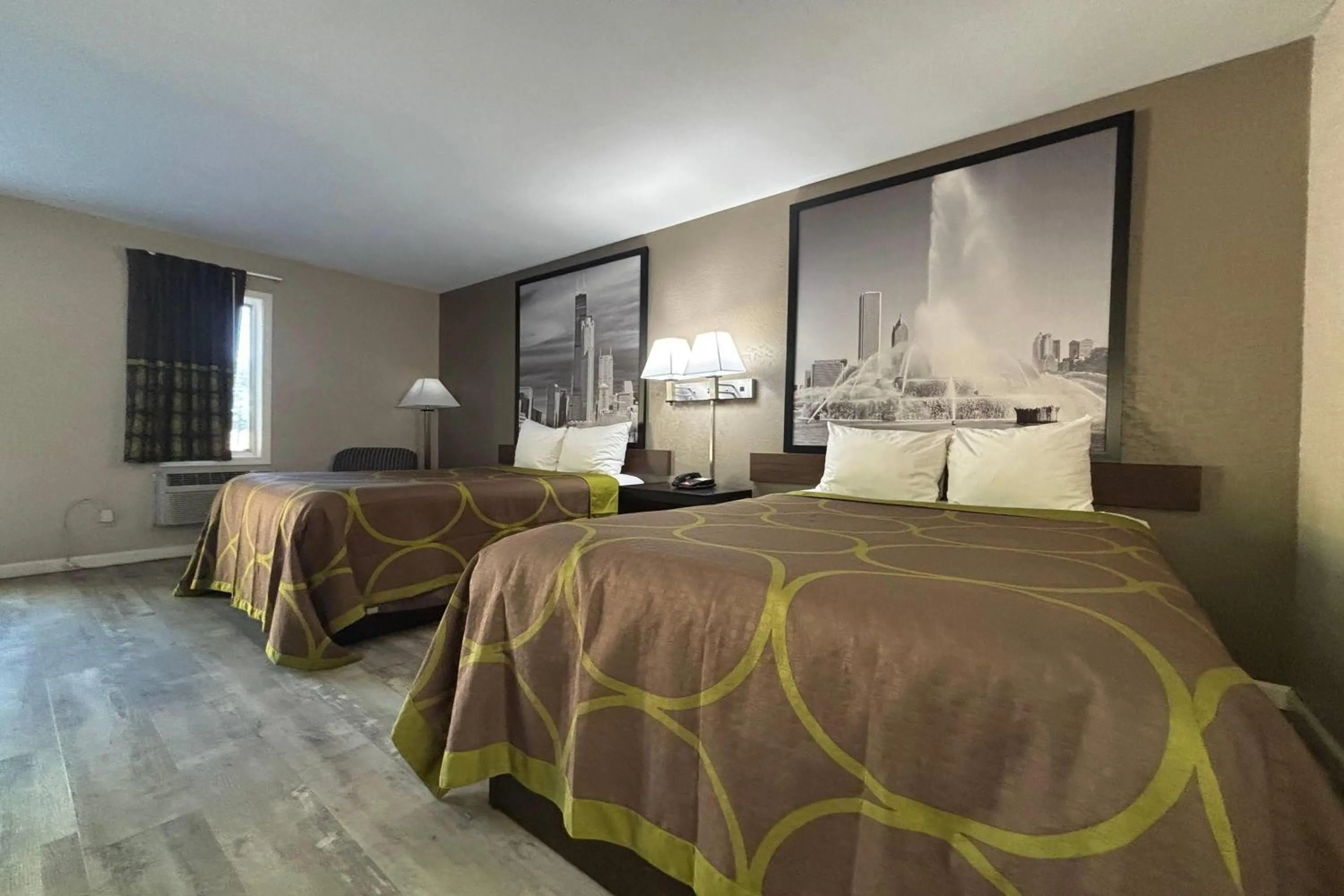 Photo of the whole room, Bed in Super 8 by Wyndham Taylorville IL