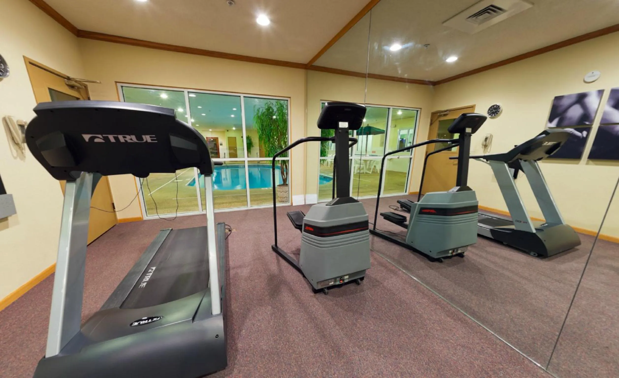 Fitness centre/facilities in Country Inn & Suites by Radisson, Rock Falls, IL