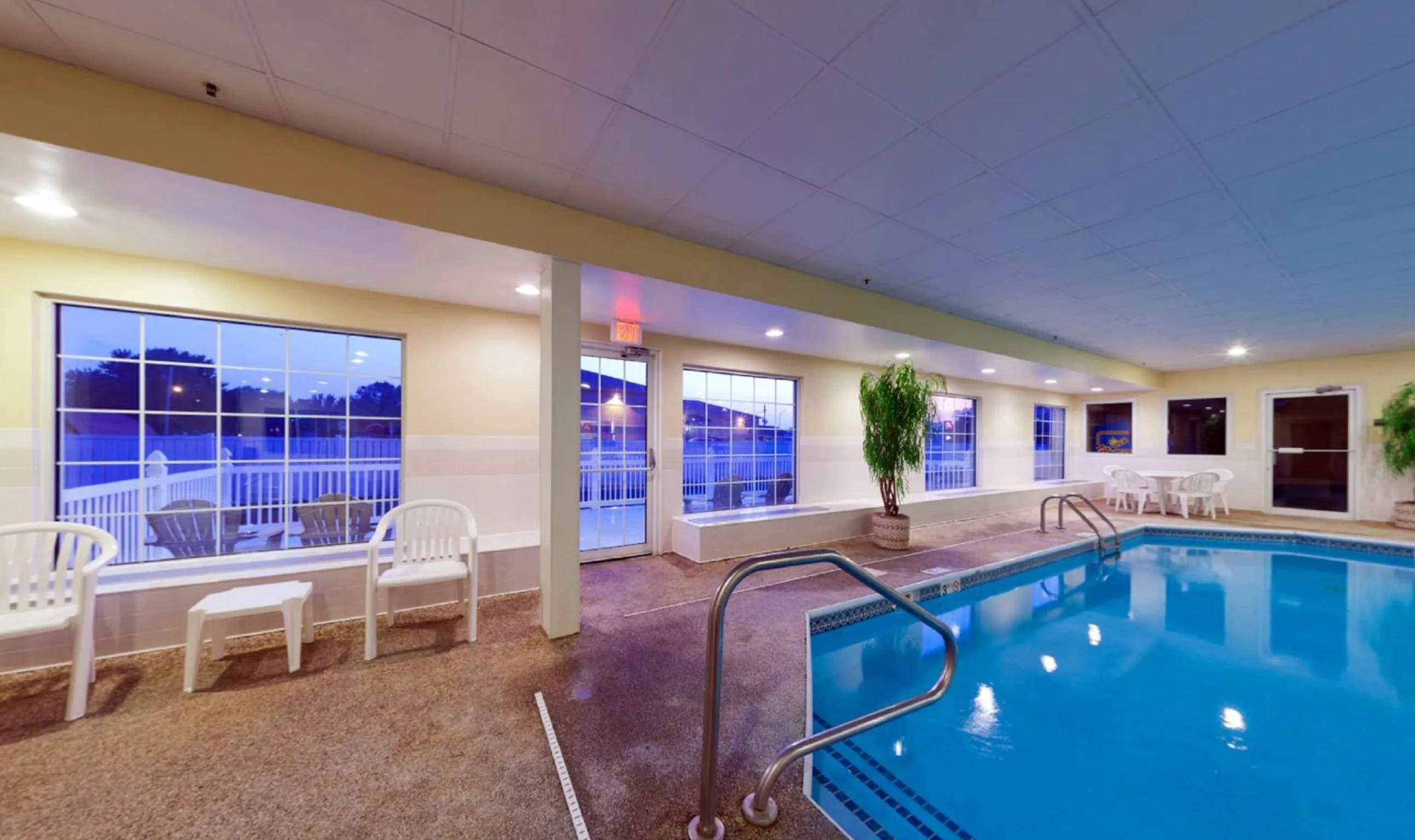 Swimming pool in Country Inn & Suites by Radisson, Rock Falls, IL