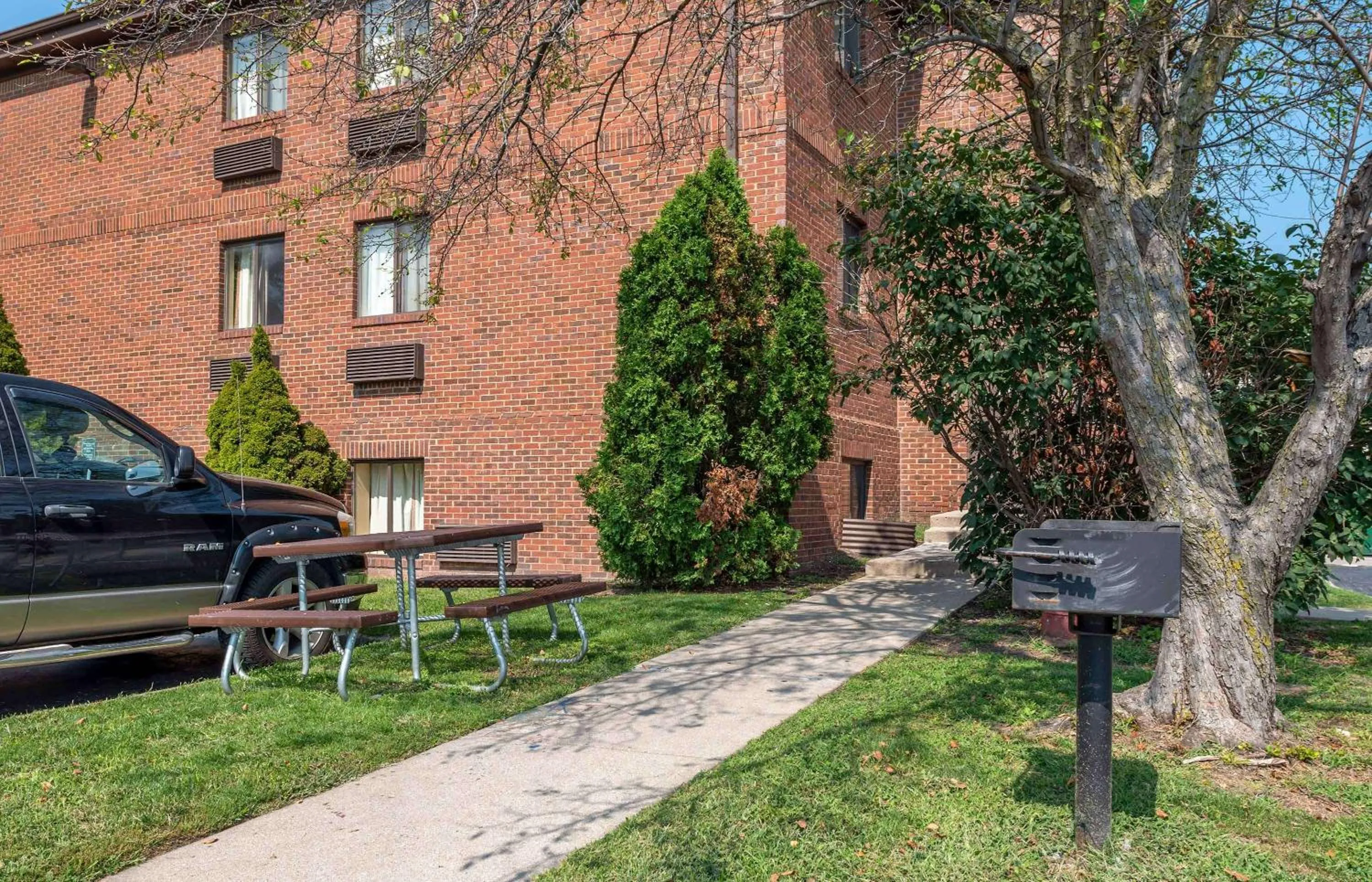 Property building in MainStay Suites Indianapolis Northwest - College Parks