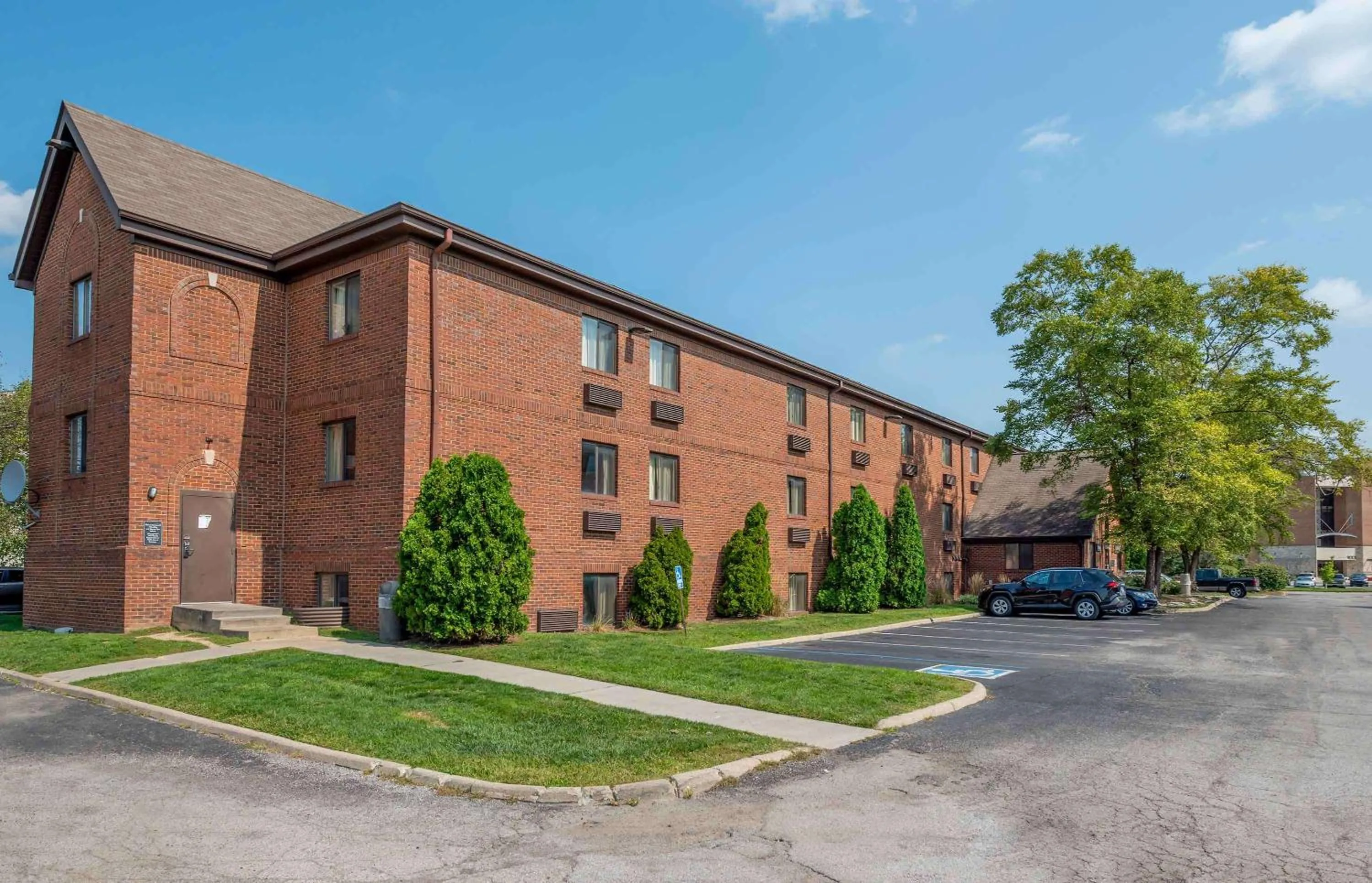 Property building in MainStay Suites Indianapolis Northwest - College Parks