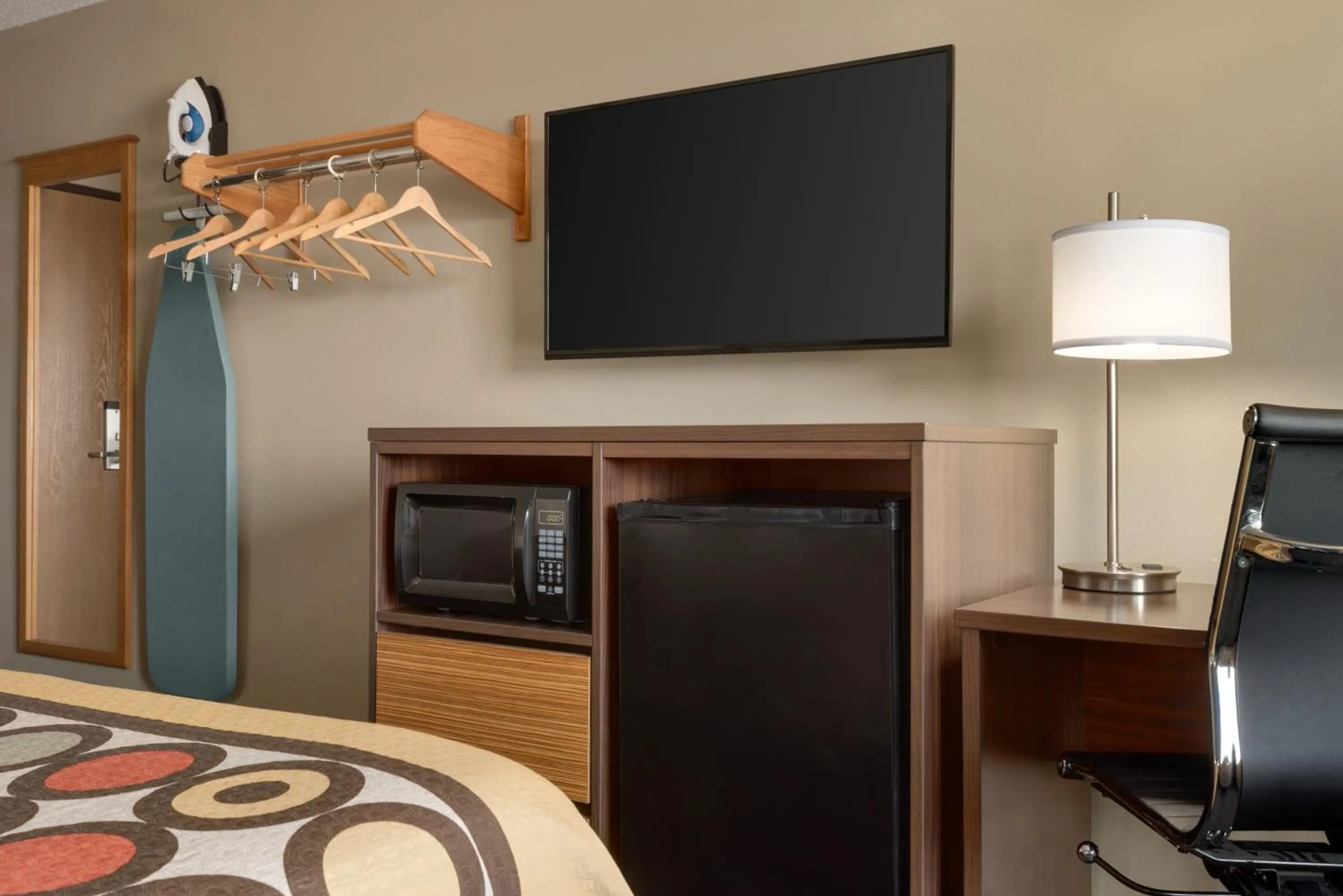 TV and multimedia in Super 8 by Wyndham Sioux Falls