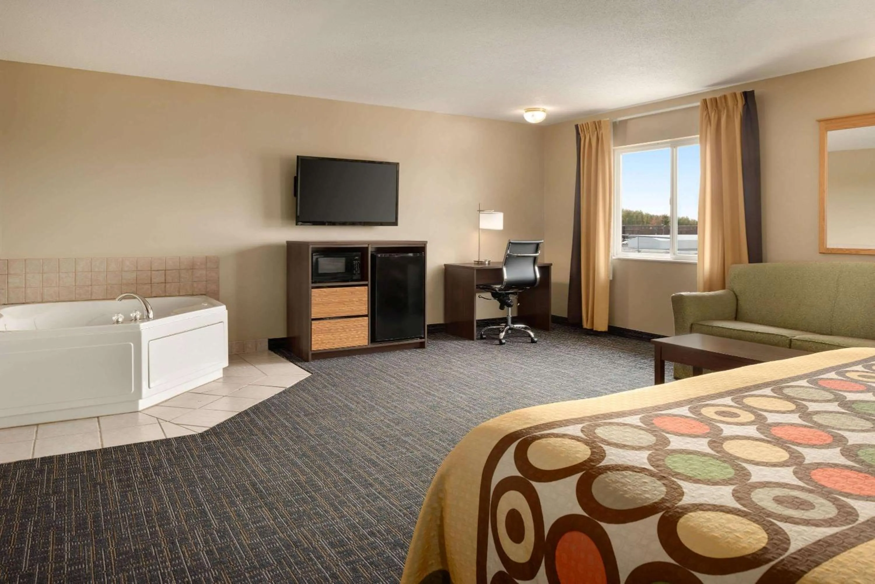 Photo of the whole room, Bed in Super 8 by Wyndham Sioux Falls