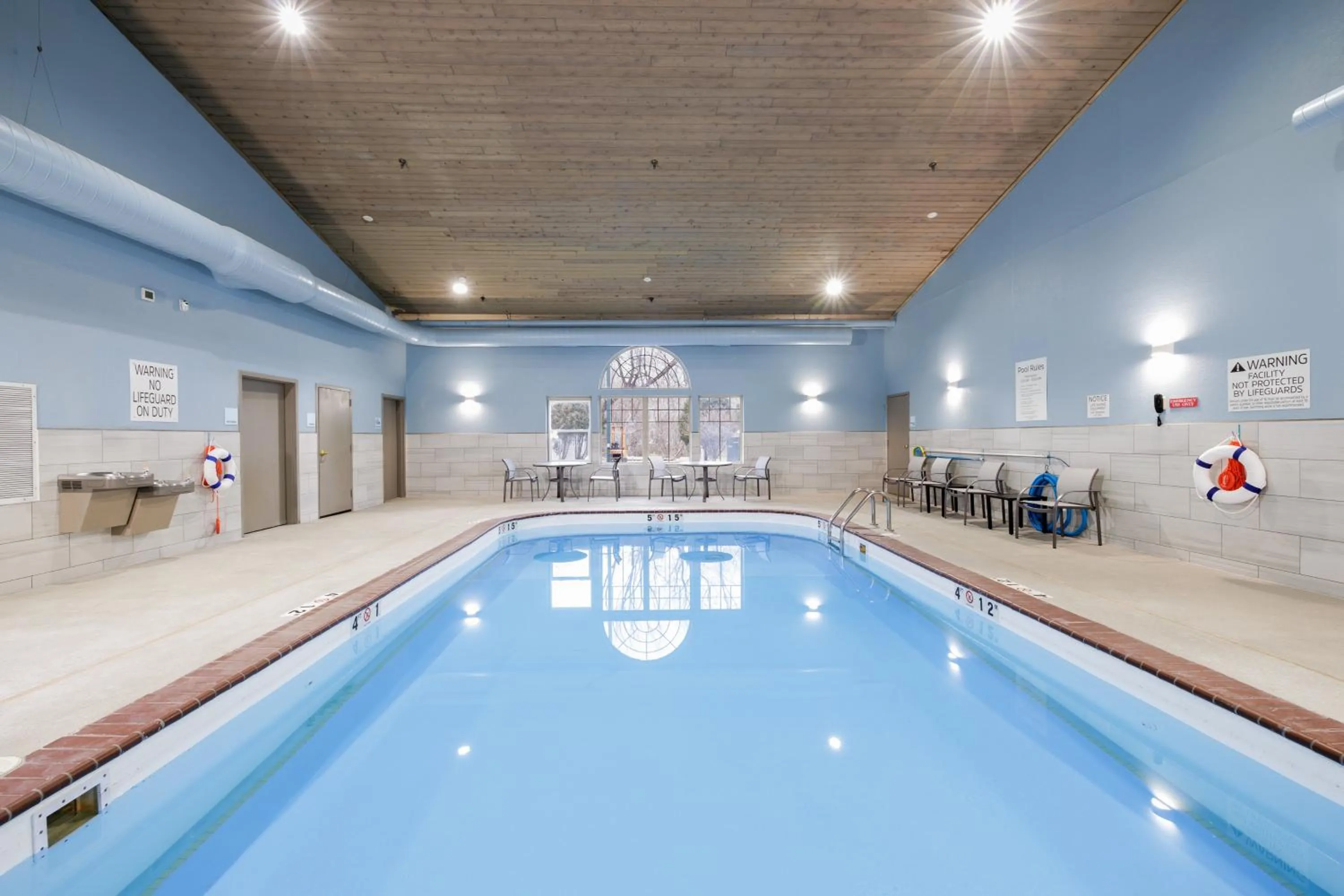 Swimming pool in Holiday Inn Express & Suites Zion by IHG