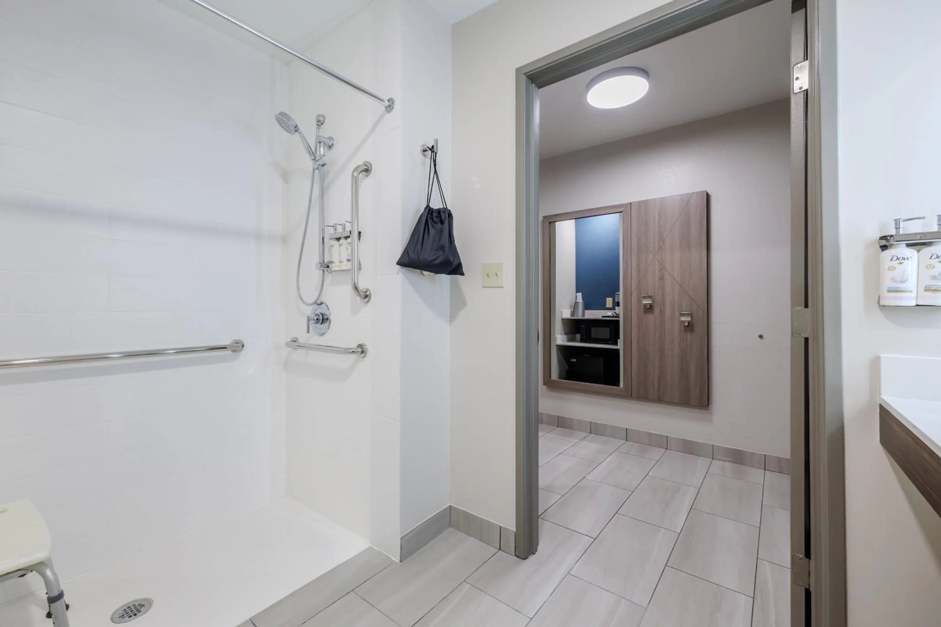 Photo of the whole room in Holiday Inn Express & Suites Zion by IHG