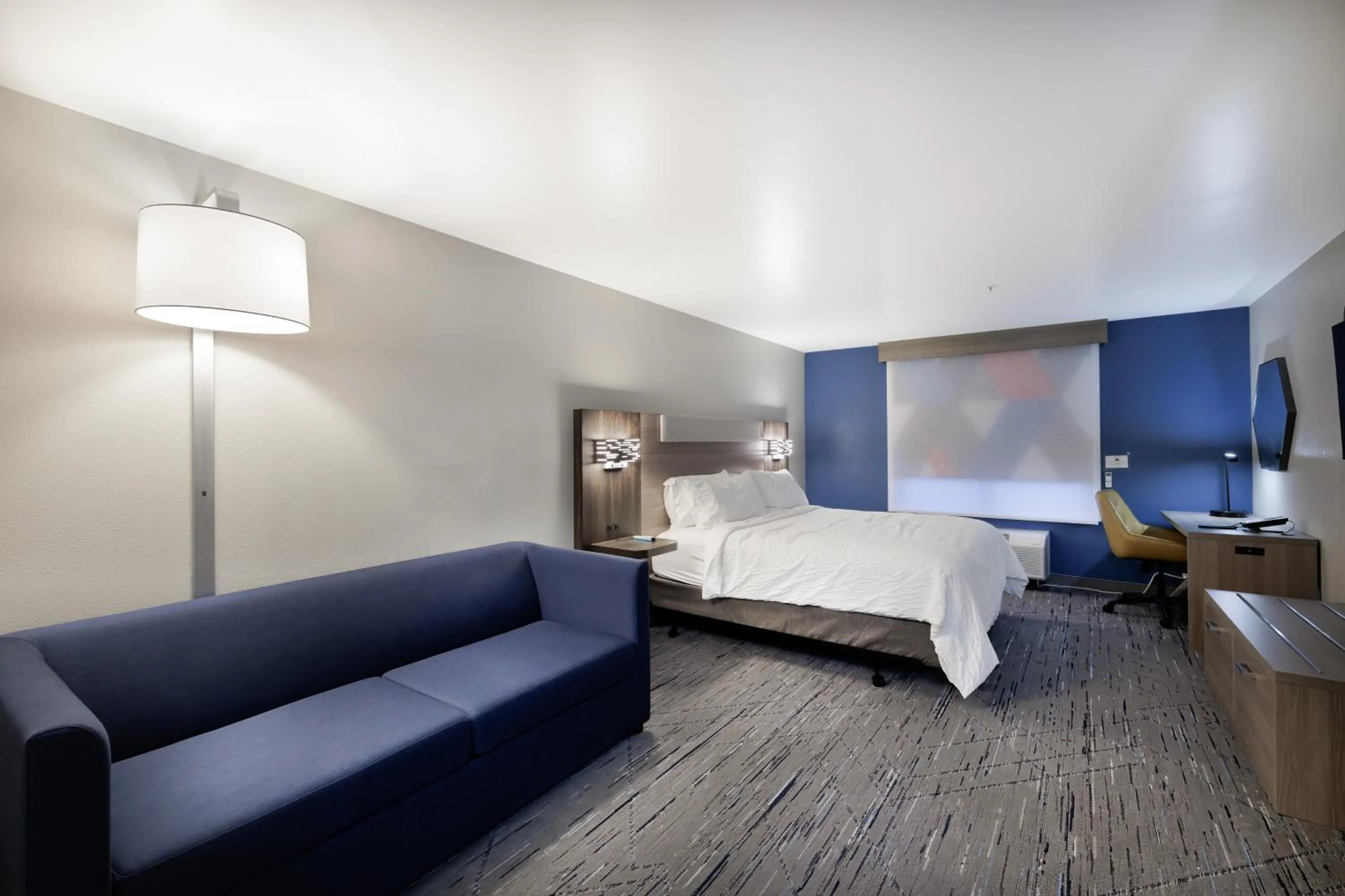 TV and multimedia in Holiday Inn Express & Suites Zion by IHG