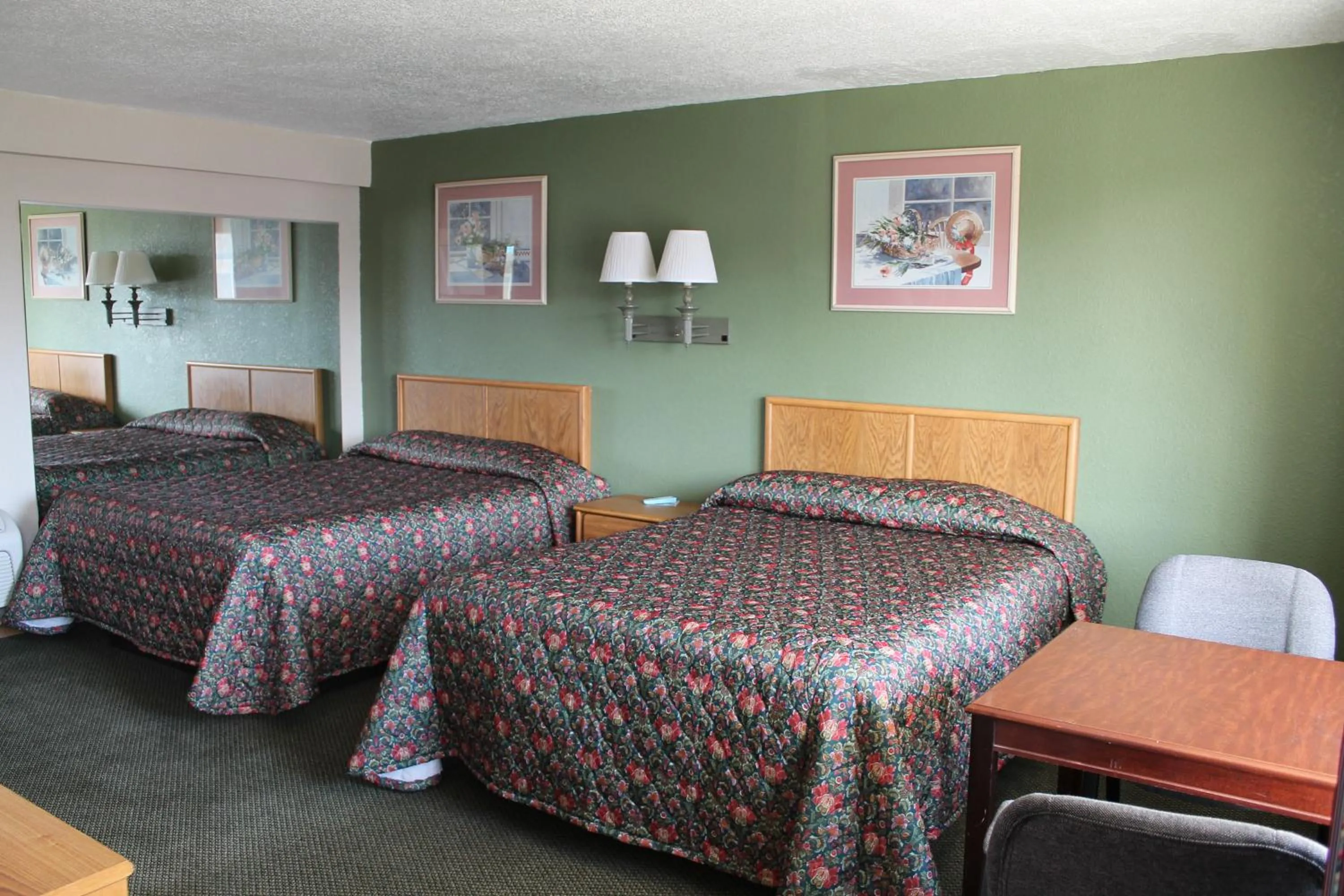 Bedroom, Bed in American Motor Inn - Rock Island
