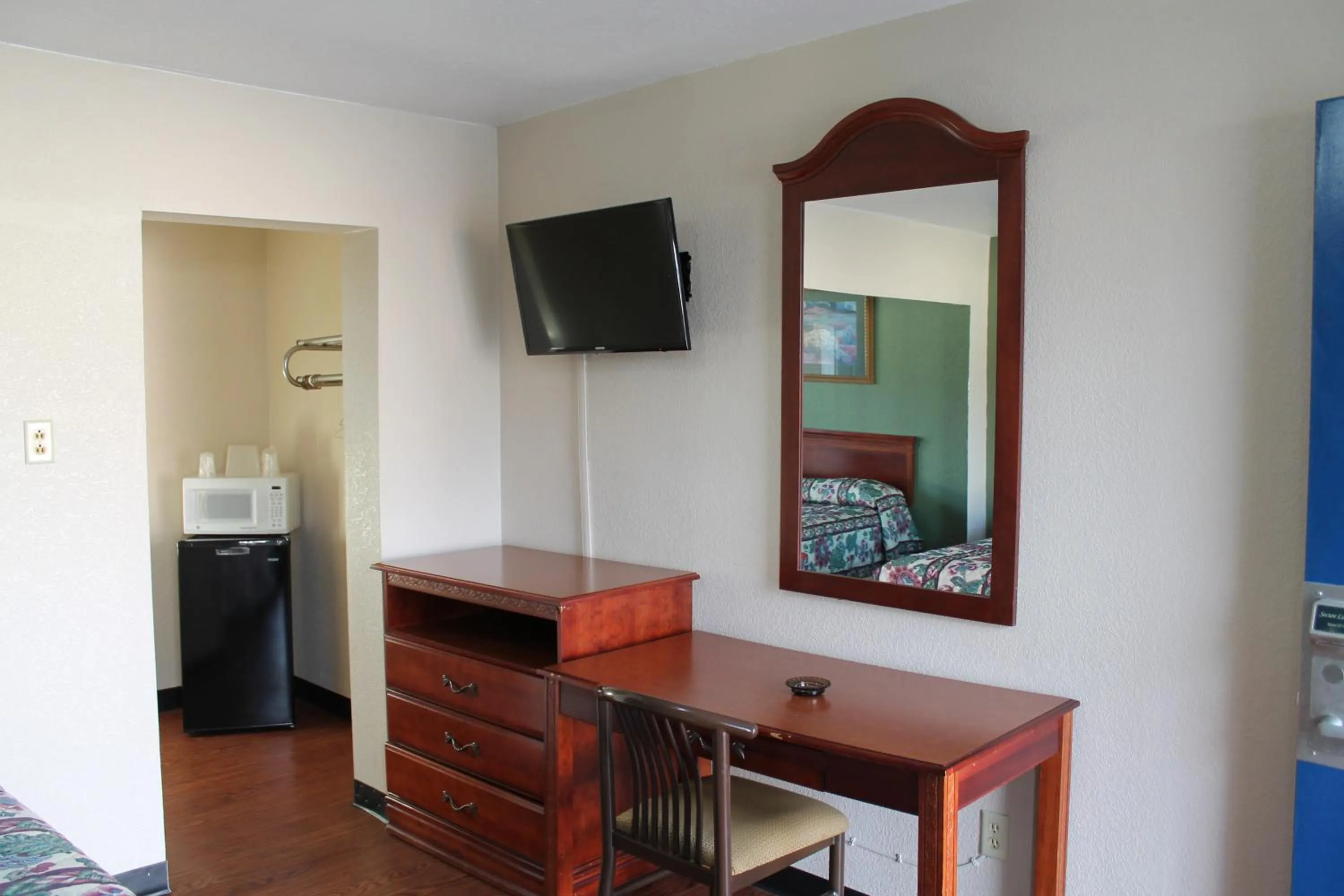 Photo of the whole room in American Motor Inn - Rock Island