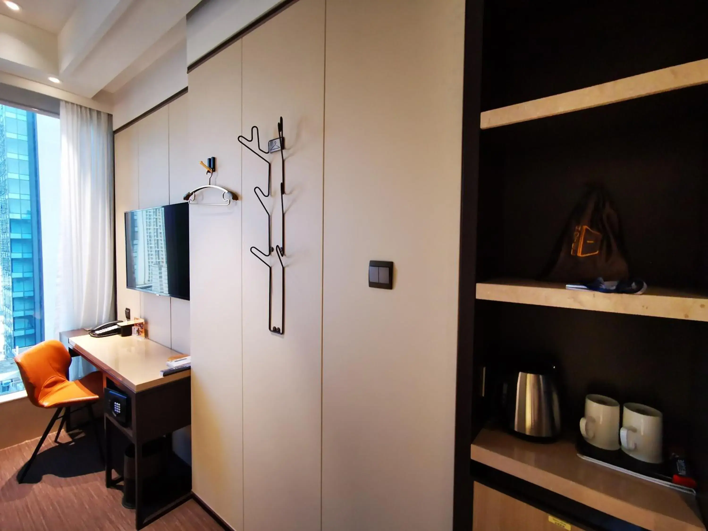 Coffee/tea facilities, TV/Entertainment Center in E Hotel Coffee/tea facilities, TV/Entertainment Center in E Hotel