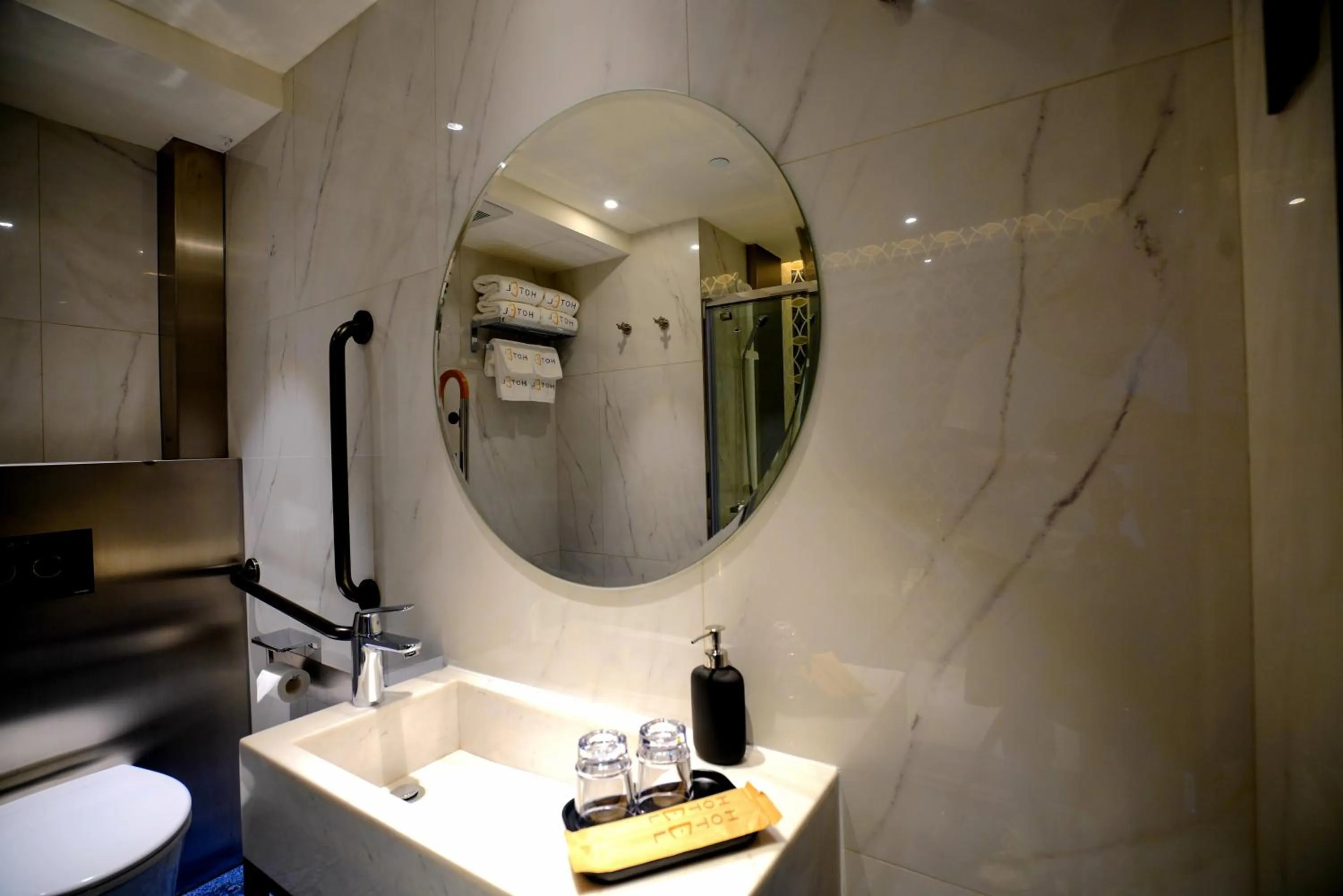 Shower, Bathroom in E Hotel