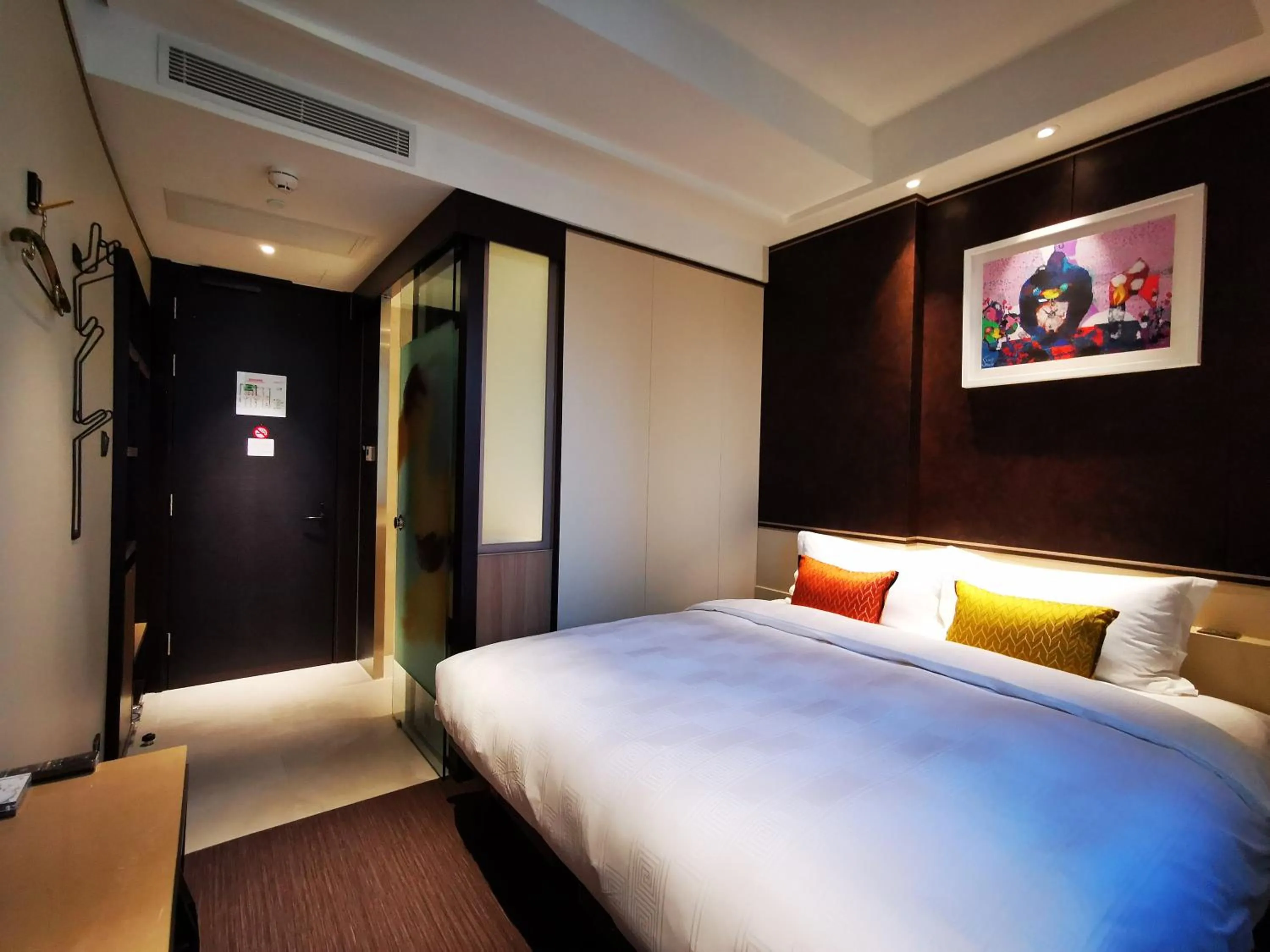 Bed, TV/Entertainment Center in E Hotel