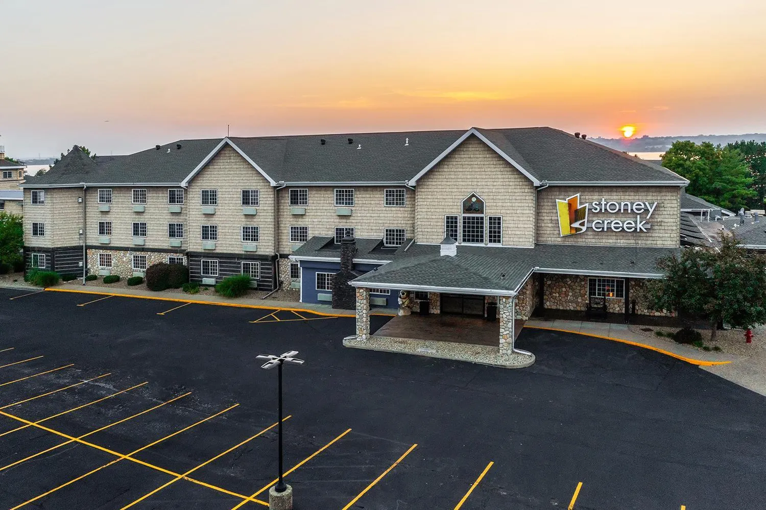 Property building in Stoney Creek Hotel Peoria