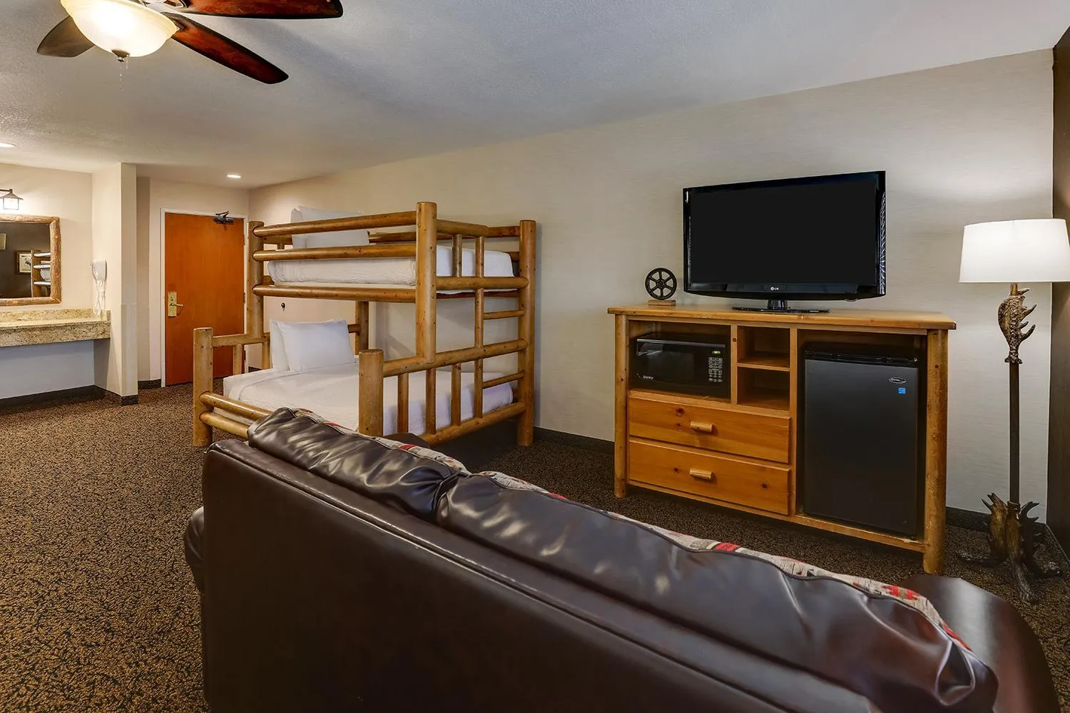 Seating area, Bed in Stoney Creek Hotel Peoria