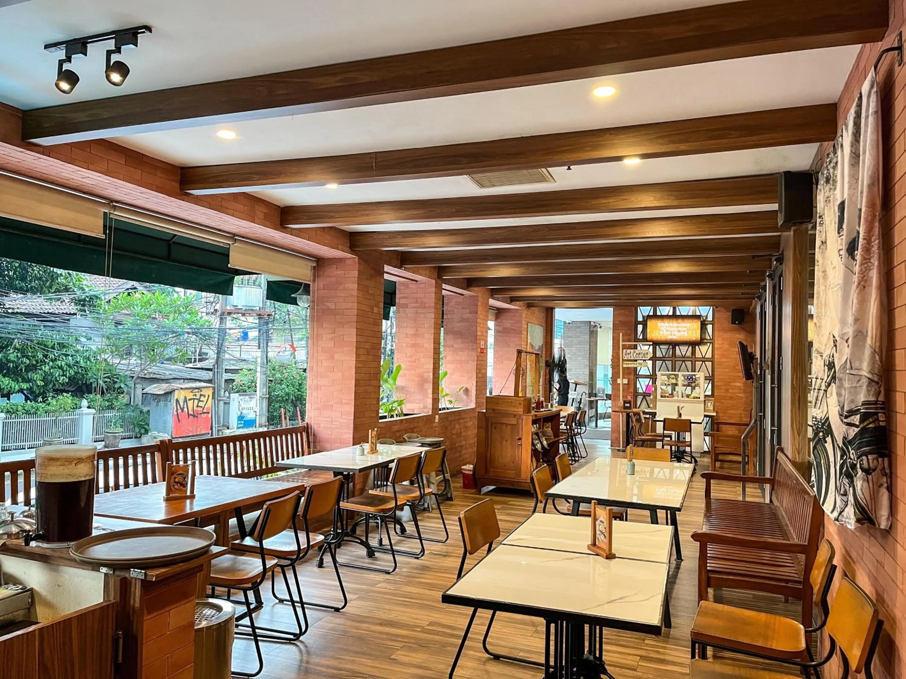 Restaurant/places to eat in All Nite & Day Kebon Jeruk