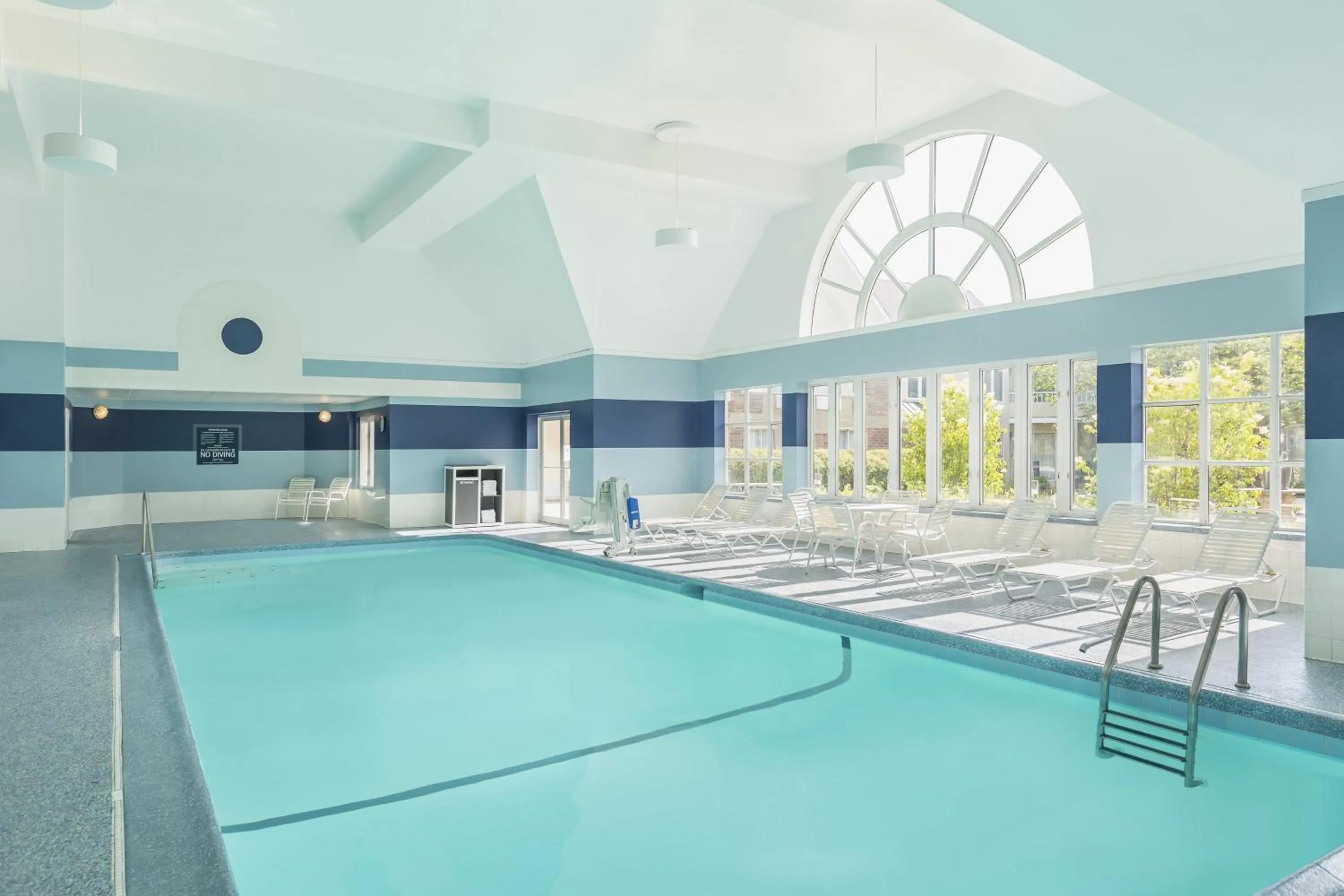 Swimming pool in Four Points by Sheraton Buffalo Grove