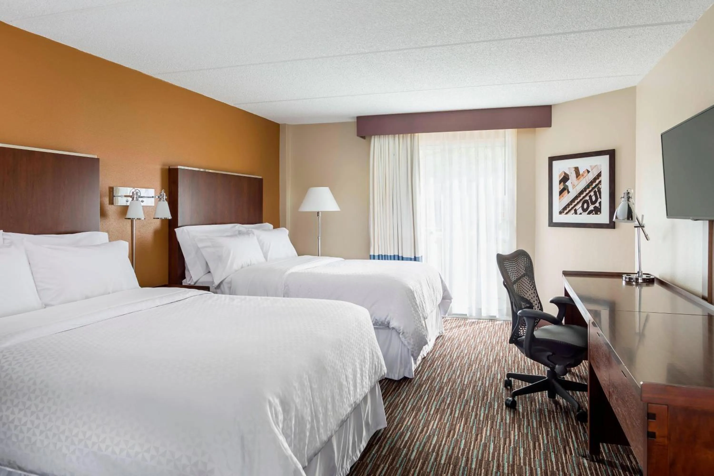 Photo of the whole room, Bed in Four Points by Sheraton Buffalo Grove