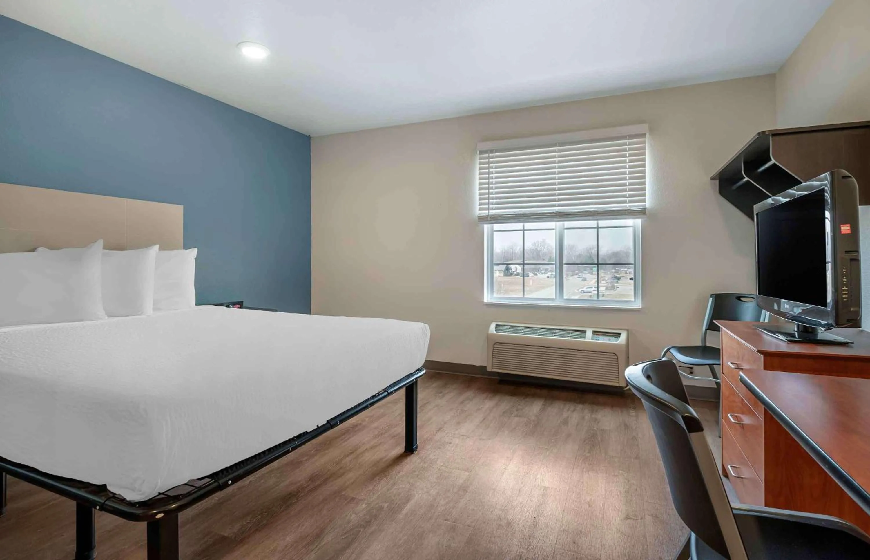 Bedroom, Bed in Extended Stay America Select Suites - Indianapolis - West