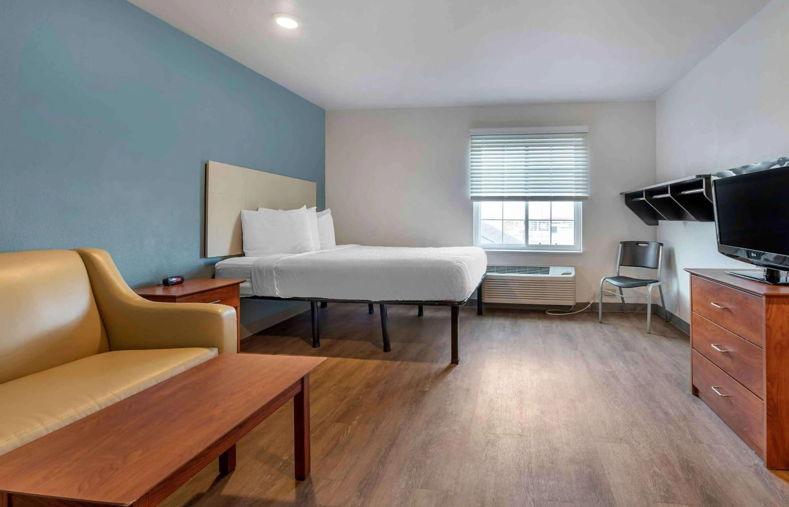 Bedroom, Bed in Extended Stay America Select Suites - Indianapolis - West