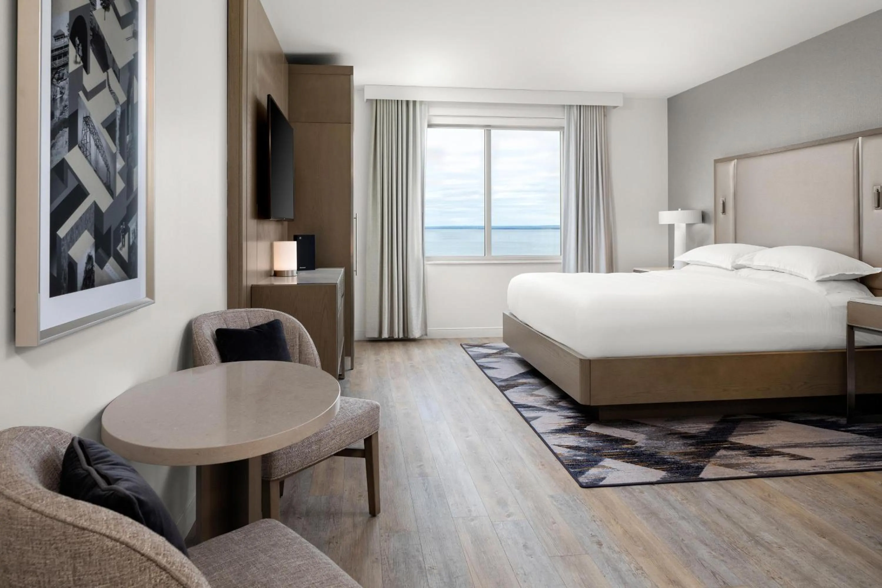 Bedroom, Bed in Sheraton Duluth Hotel