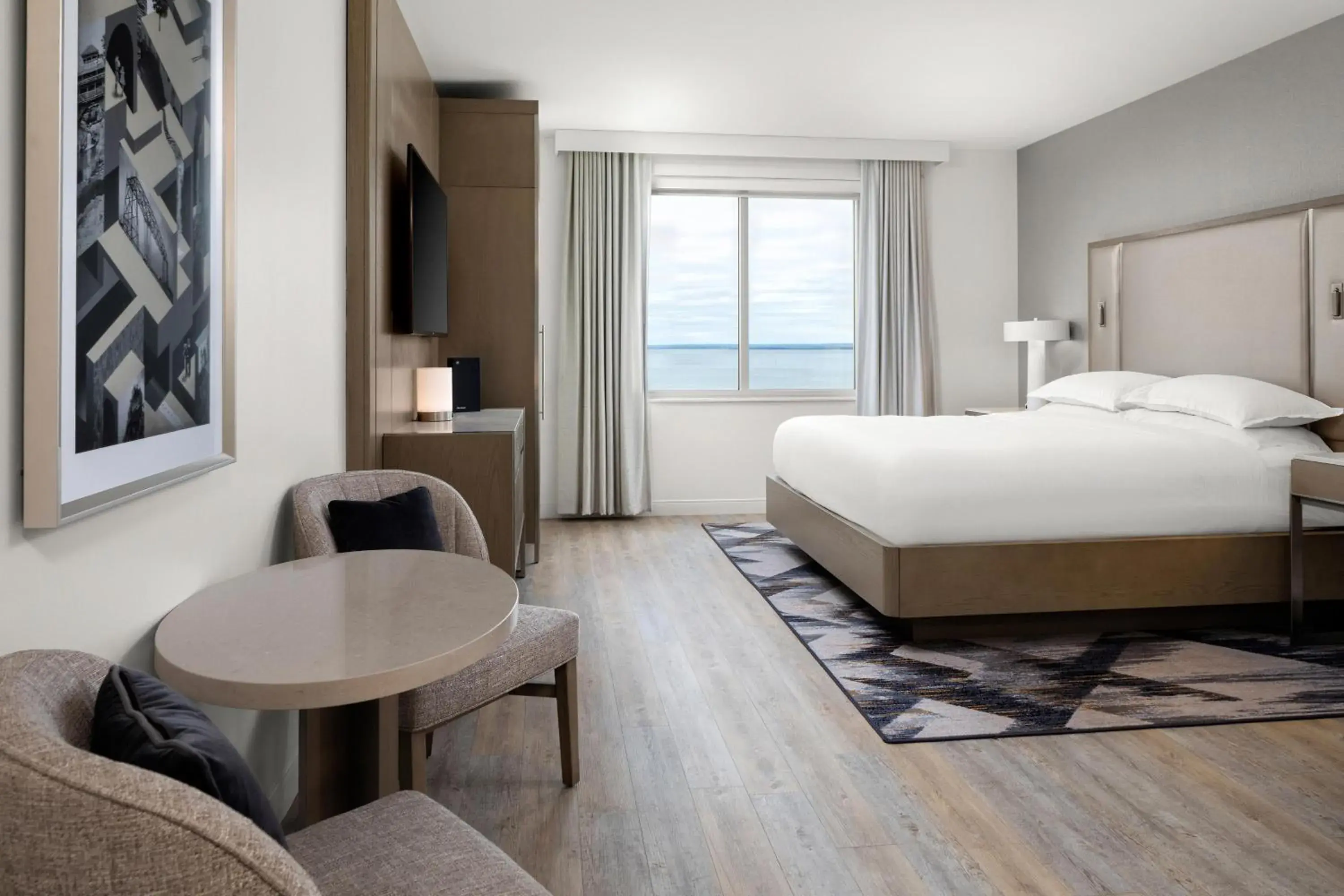 Club level, Larger Guest room, 1 King, High floor in Sheraton Duluth Hotel Club level, Larger Guest room, 1 King, High floor in Sheraton Duluth Hotel