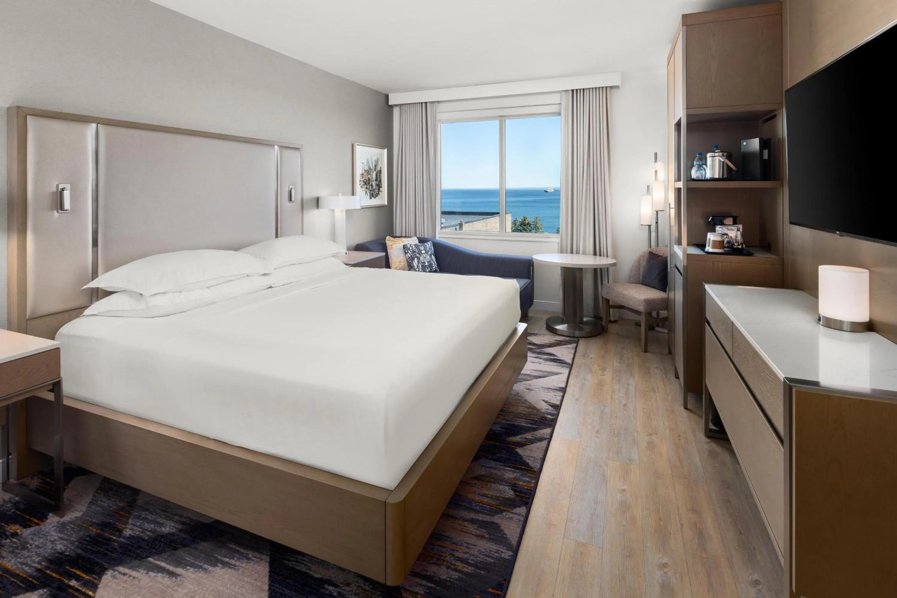 Bedroom, Bed in Sheraton Duluth Hotel