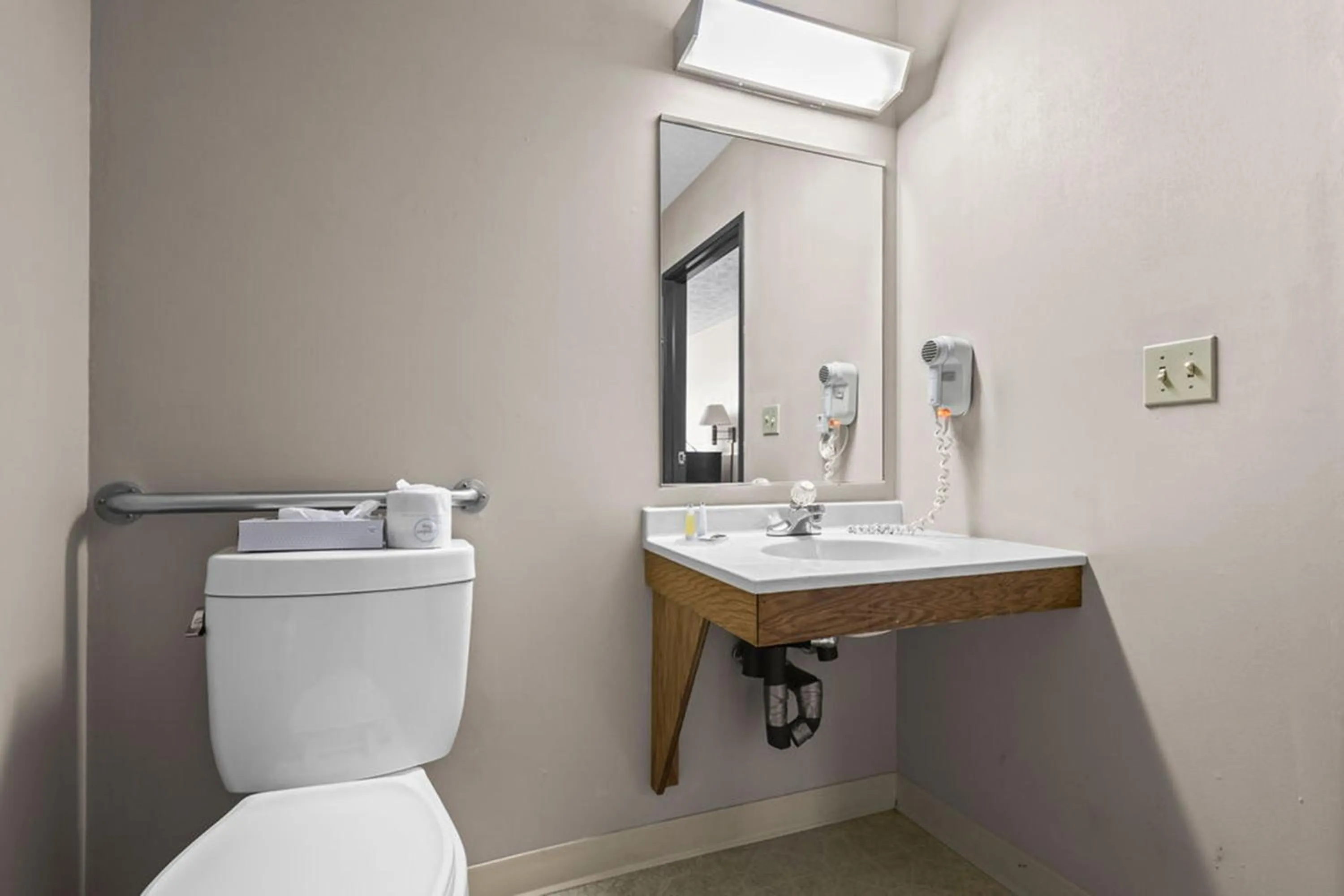 Bathroom in Burgundy Inn & Suites By OYO El Paso