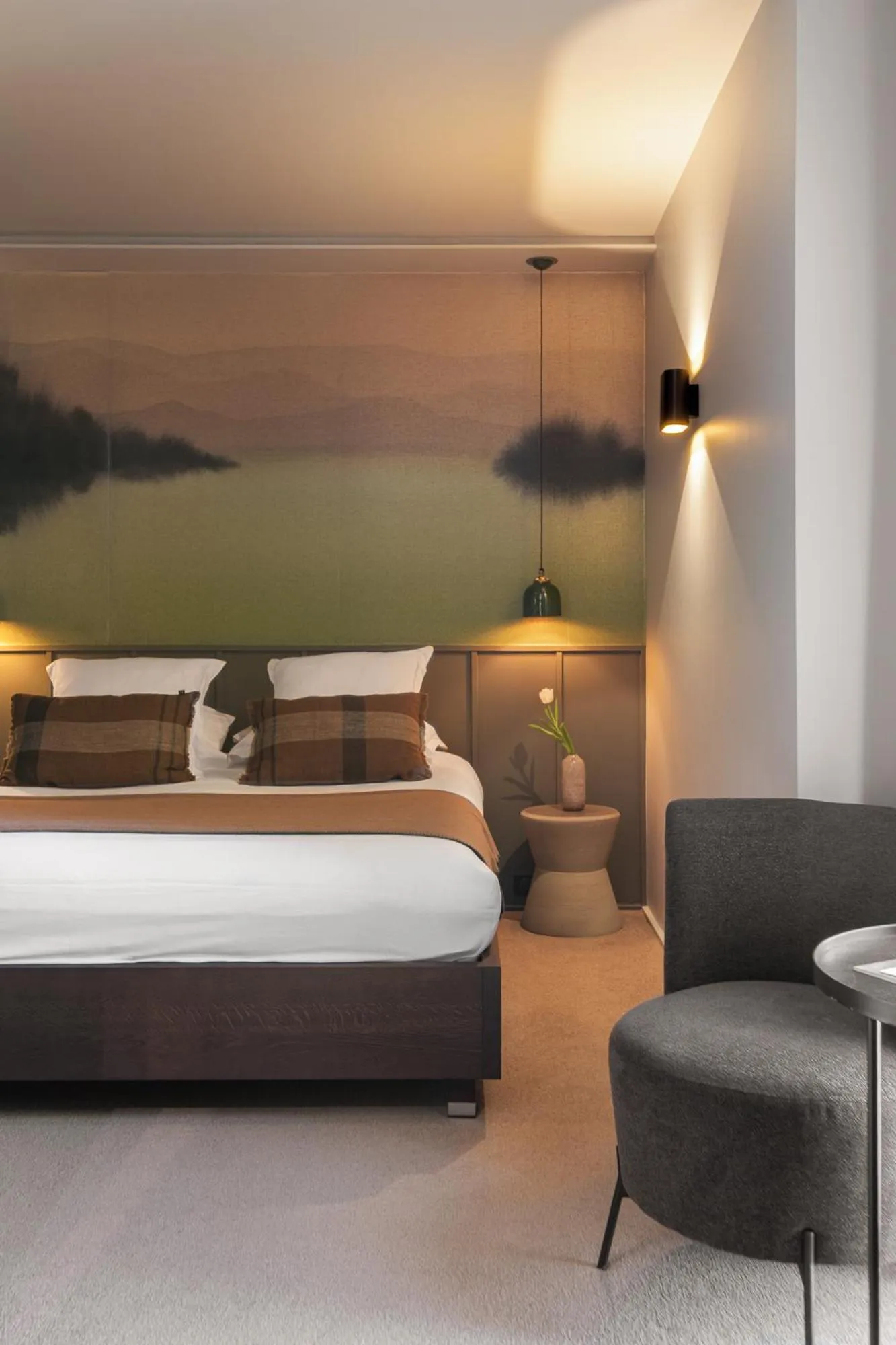 Photo of the whole room, Bed in Hôtel L'Adresse - Entièrement rénové