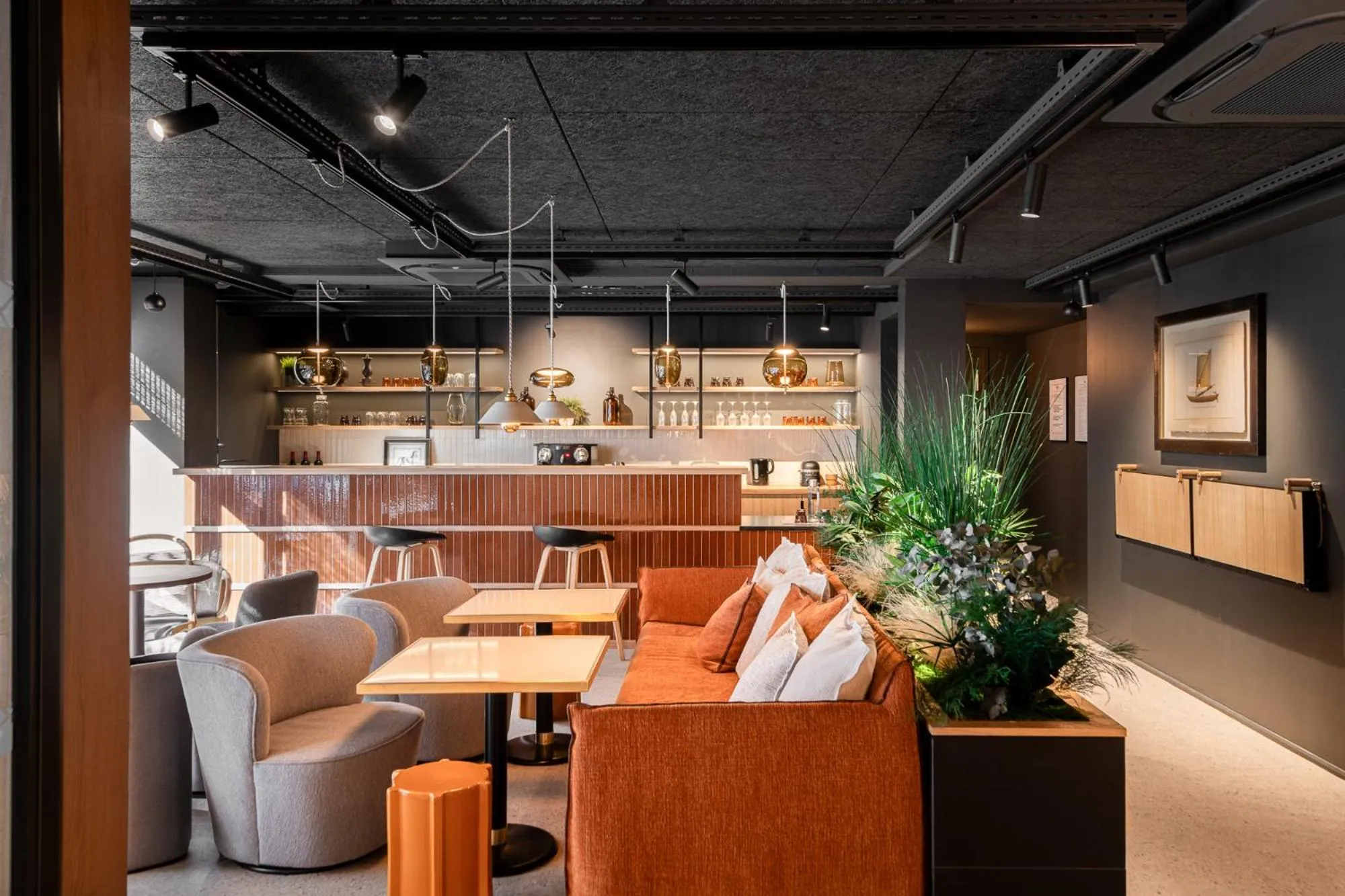 Lounge or bar in Hôtel L'Adresse - Entièrement rénové