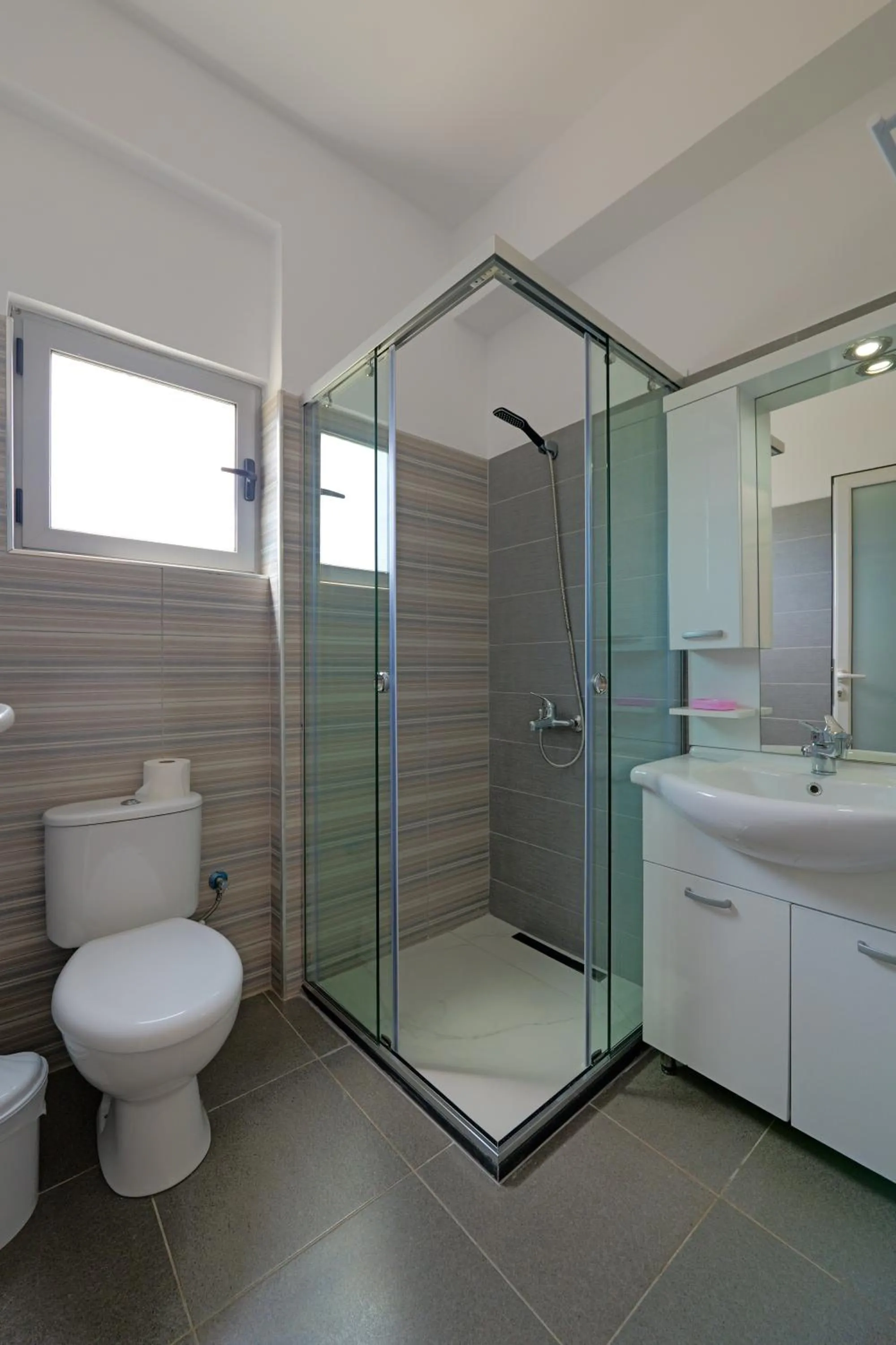 Shower in Hotel Esmerald Ksamil