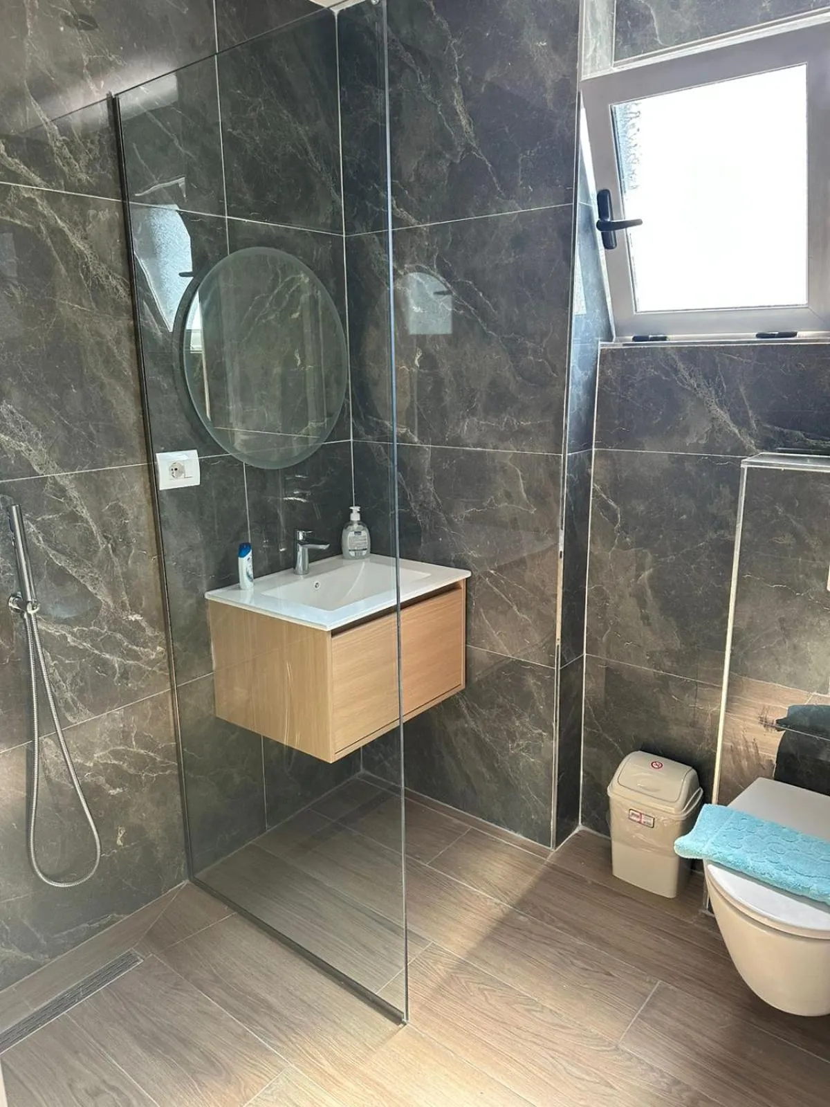 Shower in Hotel Esmerald Ksamil