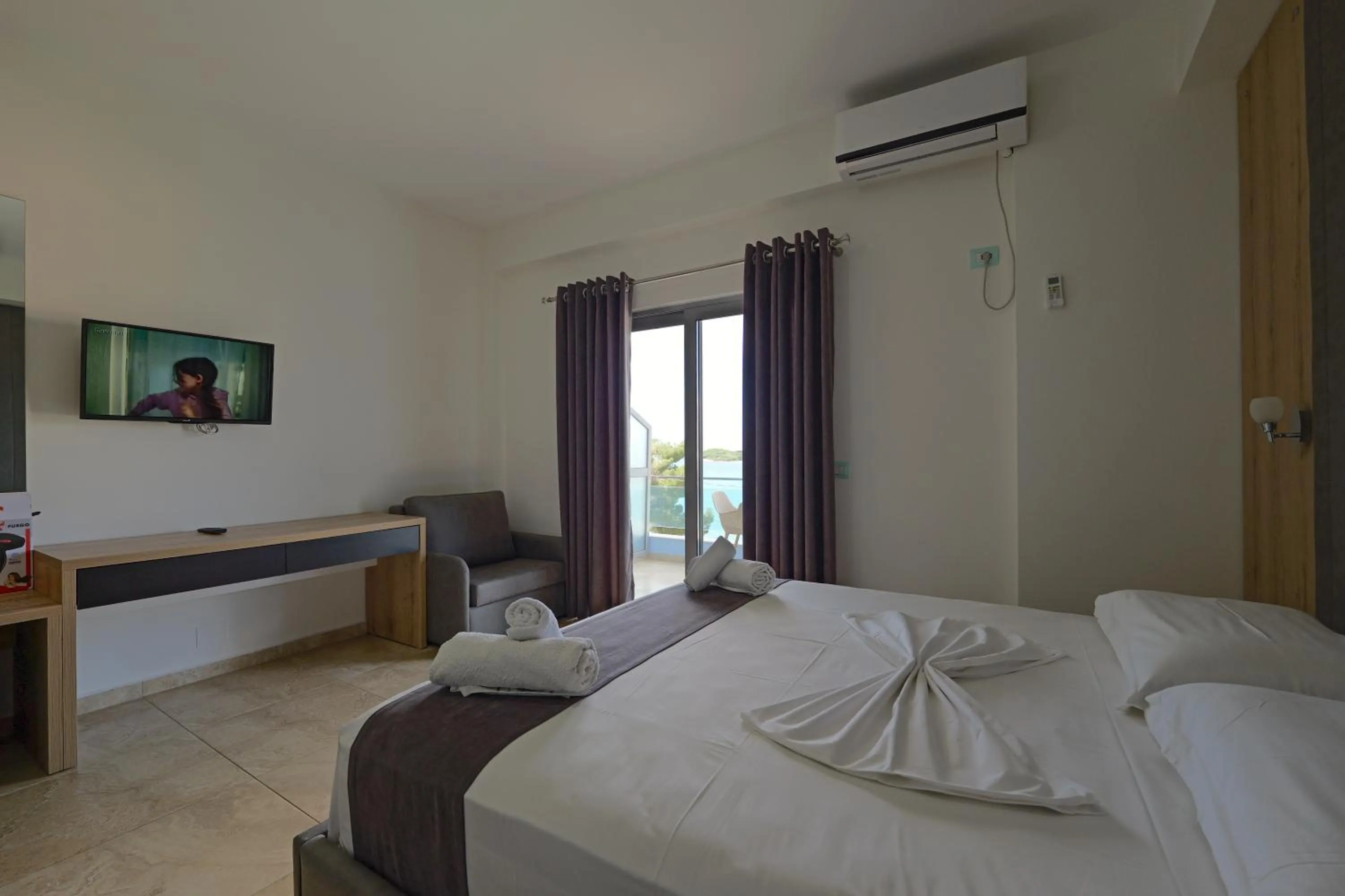 Bedroom, Bed in Hotel Esmerald Ksamil