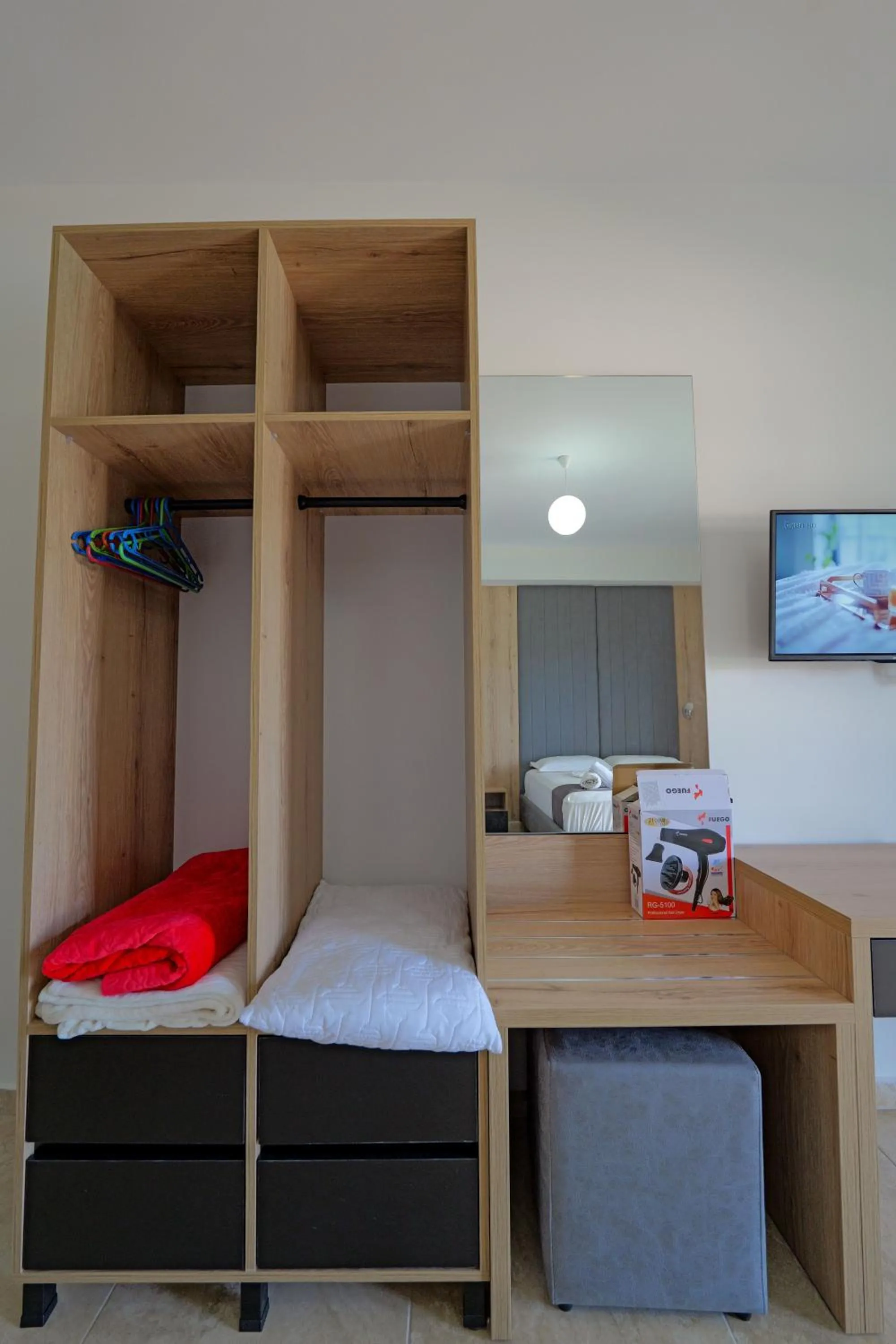 TV and multimedia, Bed in Hotel Esmerald Ksamil