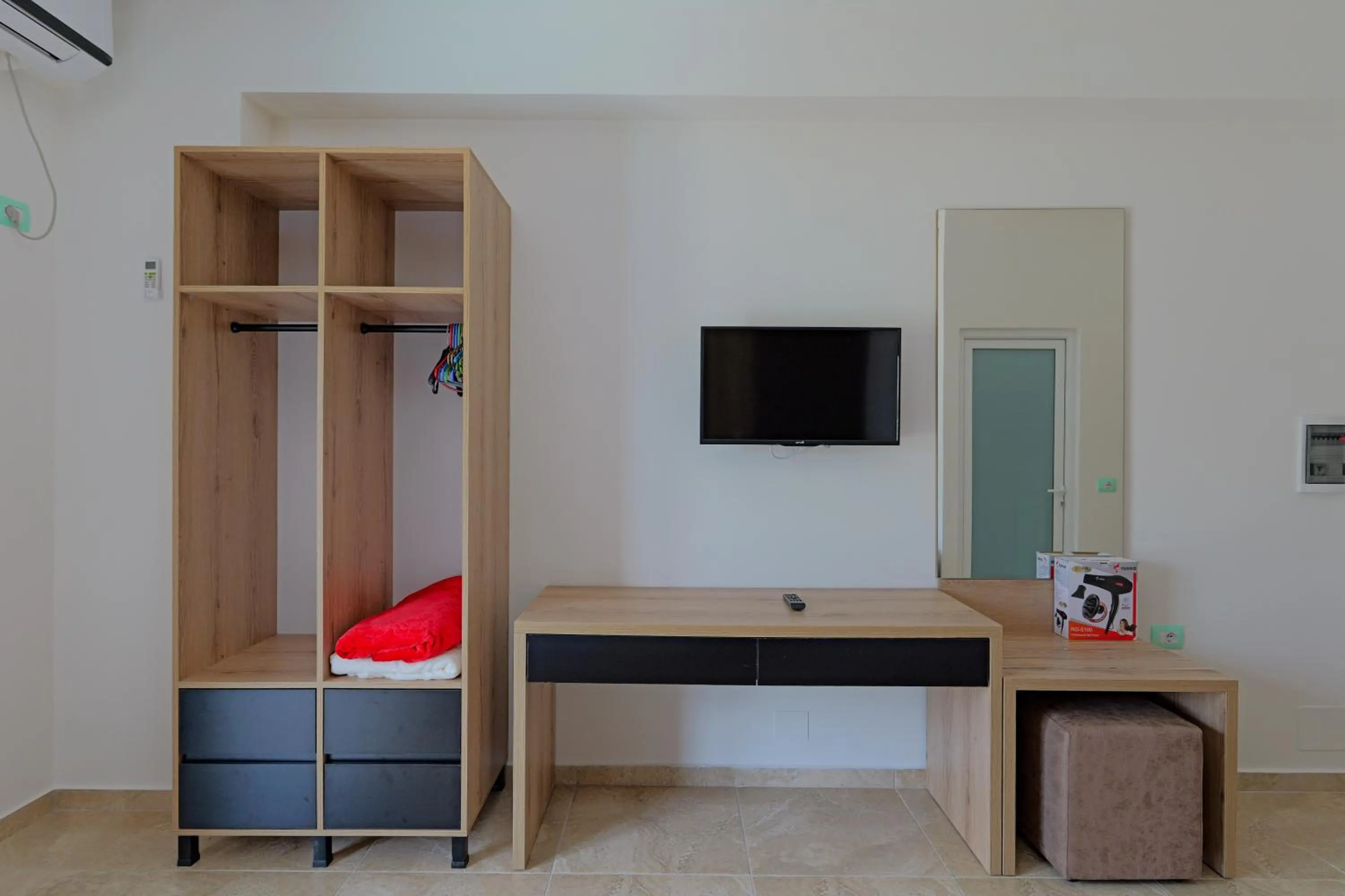 Photo of the whole room in Hotel Esmerald Ksamil