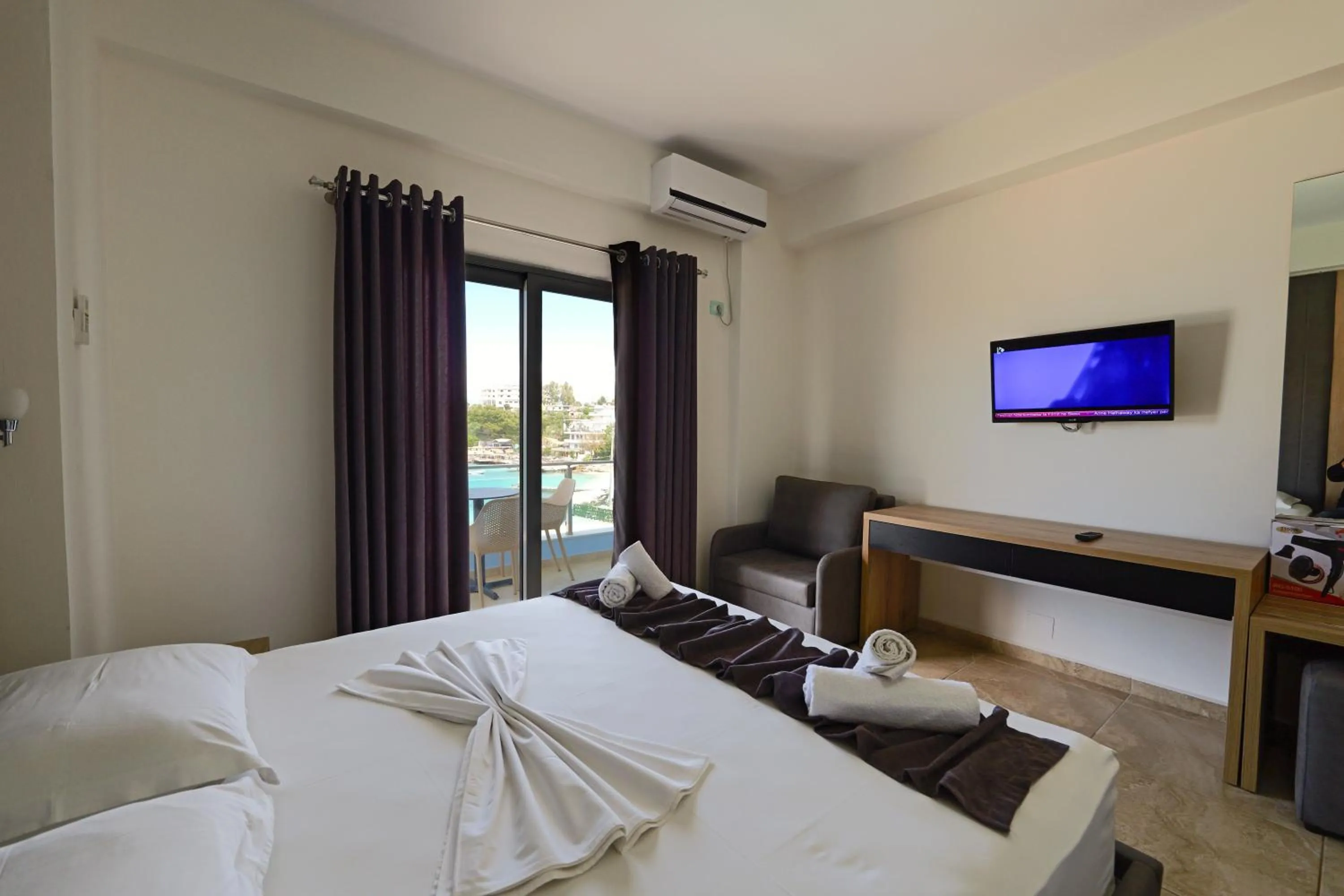 Bed in Hotel Esmerald Ksamil