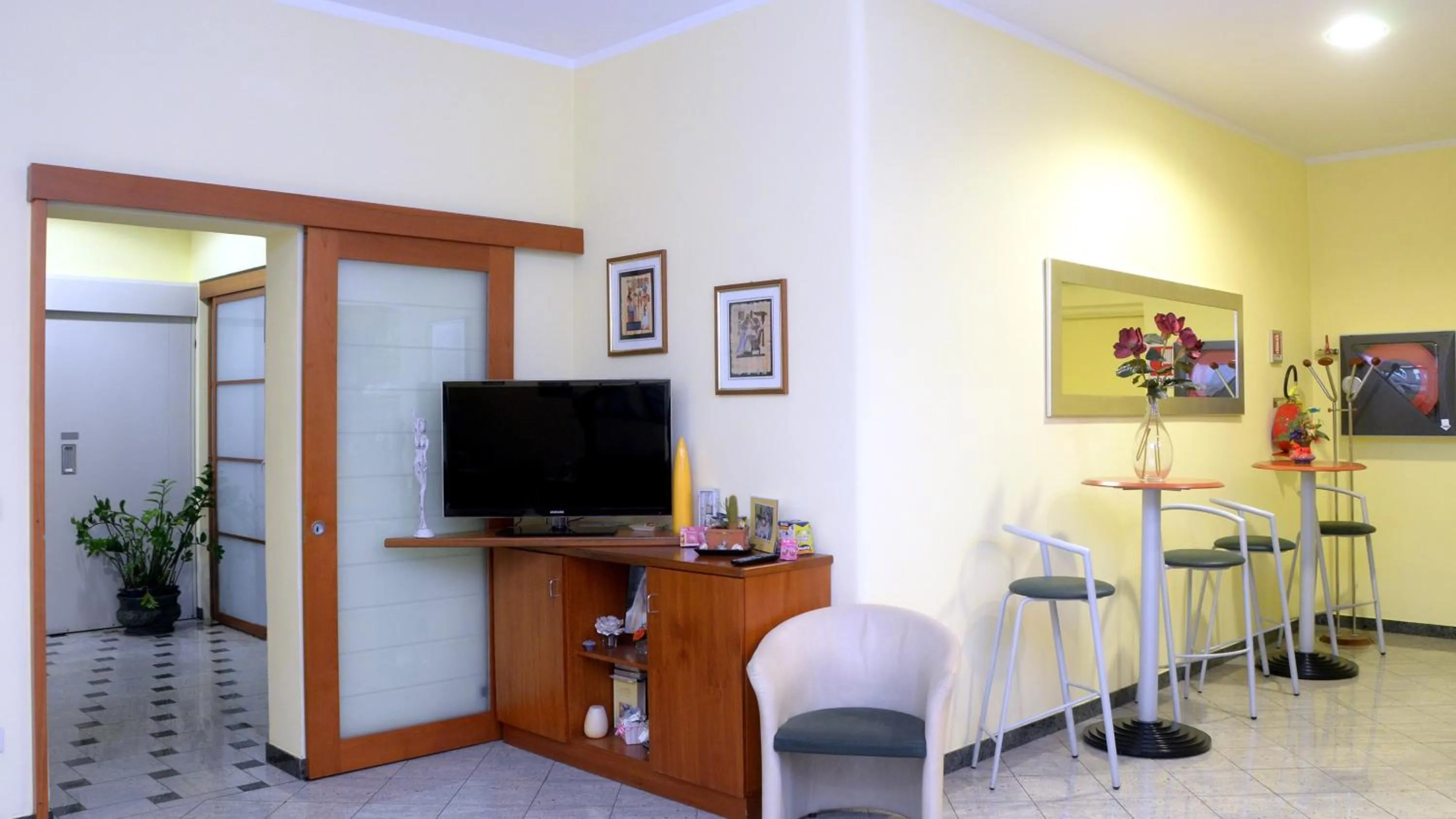 Communal lounge/ TV room in Hotel SABO'